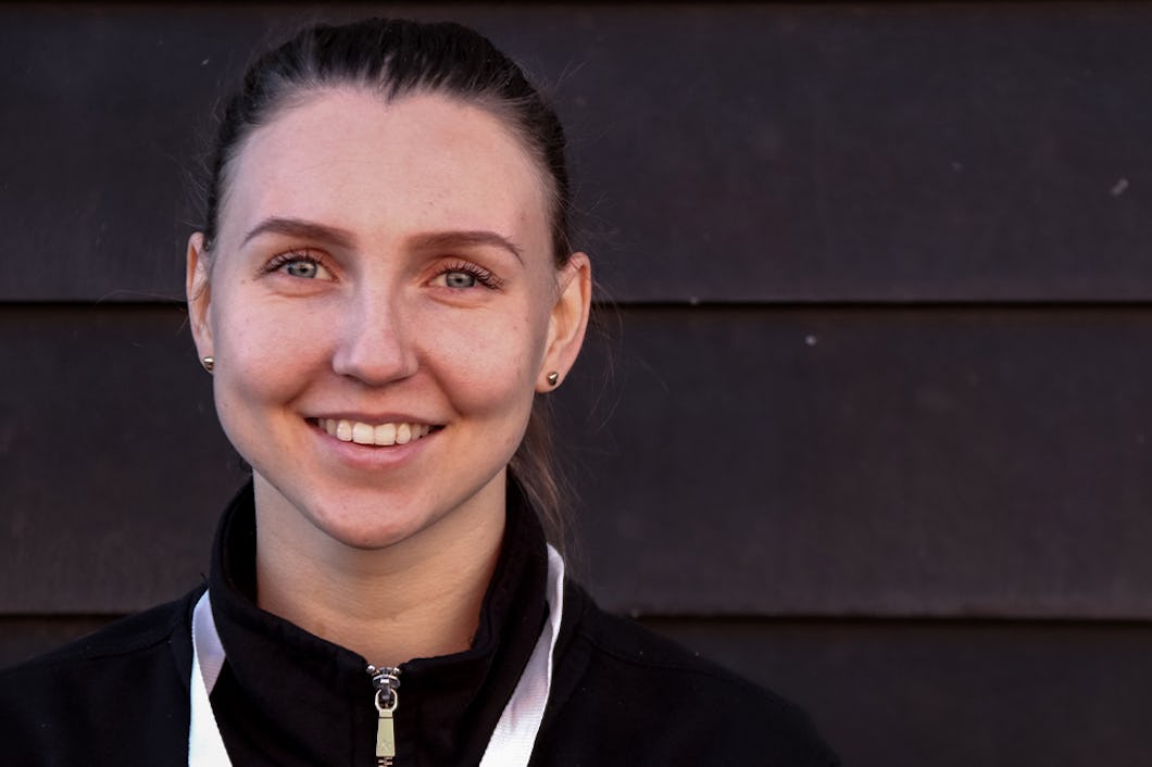 Ella Johansson fotad mot en vägg.