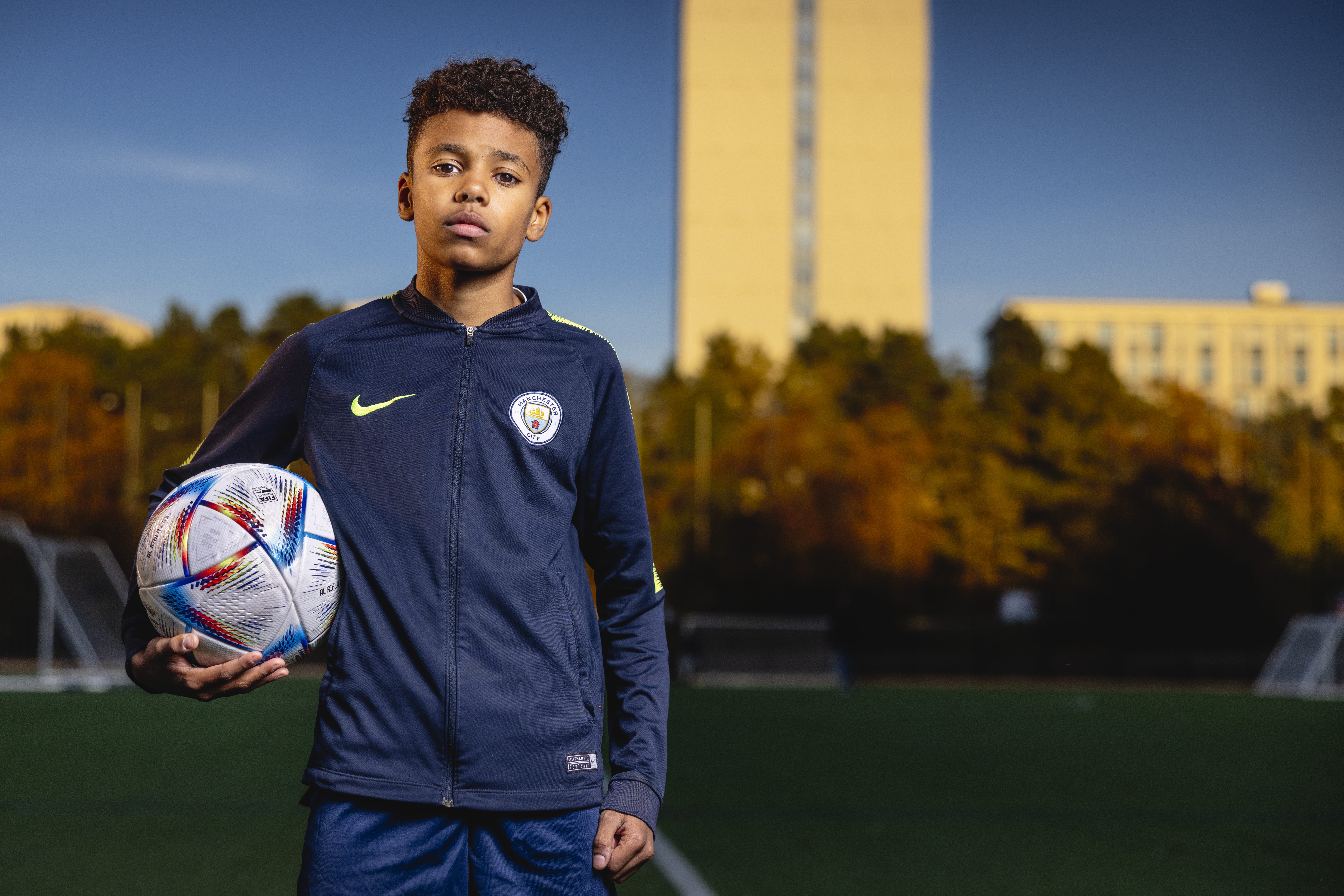 Bild på en pojke i Farsta som håller i en av VM-bollarna