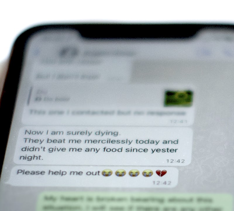 Ett sms på en mobilskärm från en afrikansk kvinna som utsatts för våld.