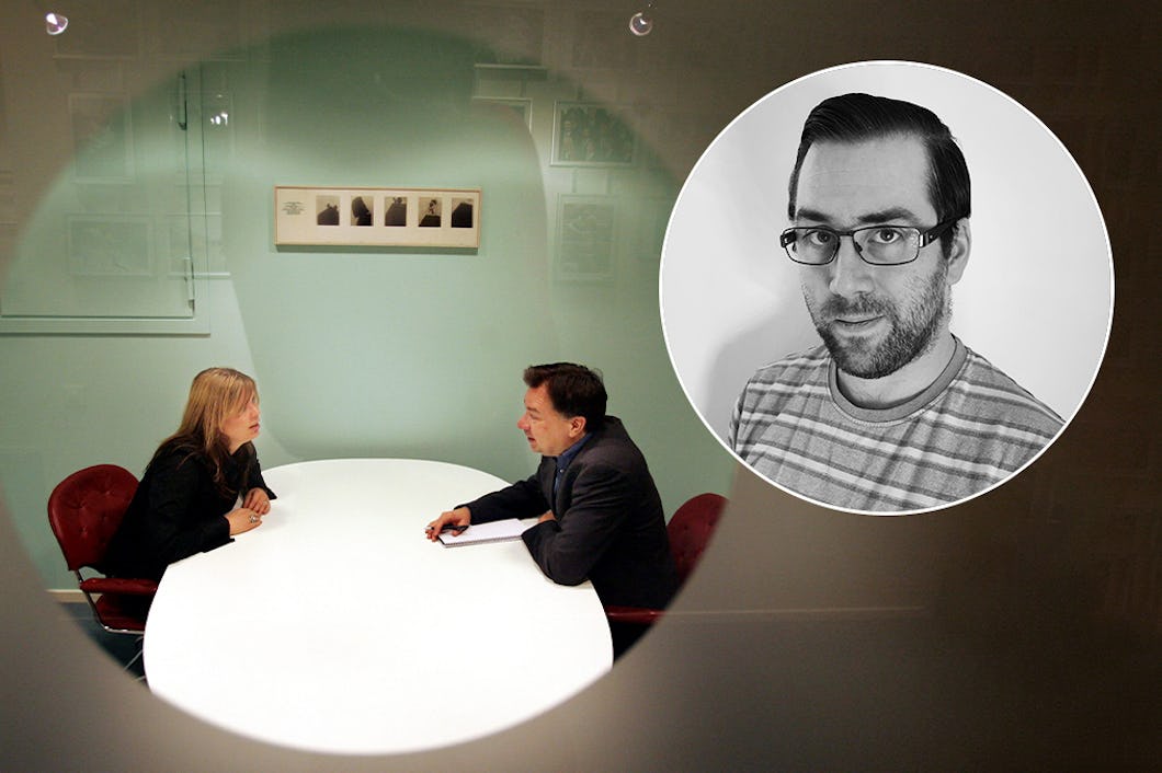 Fredrik Engdahl, infälld över en bild av två personer som löneförhandlar.
