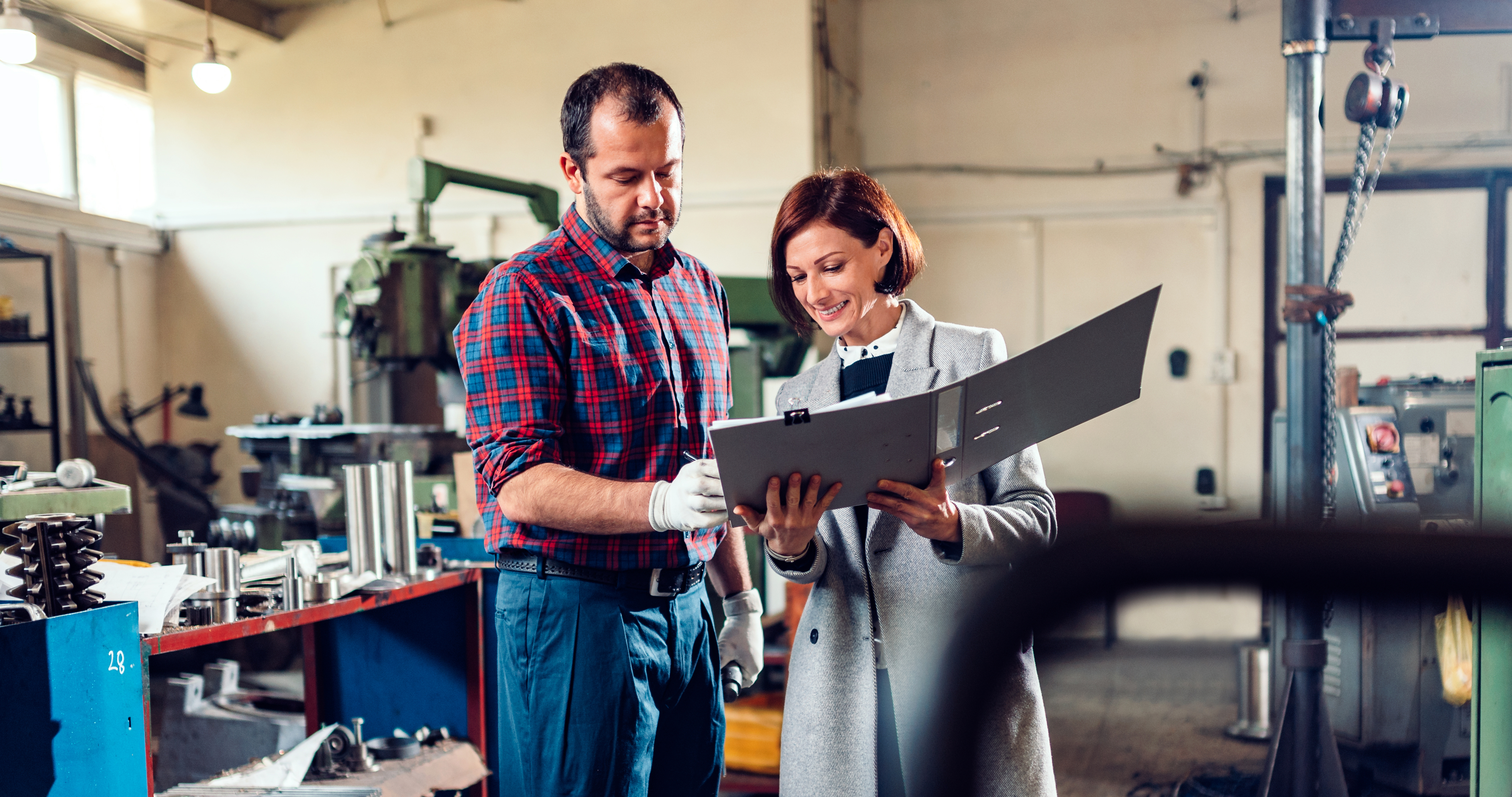 Arbetare och chef signerar ett avtal