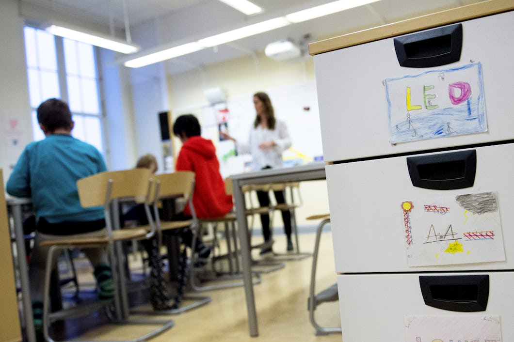 Elever och lärare i klassrum.