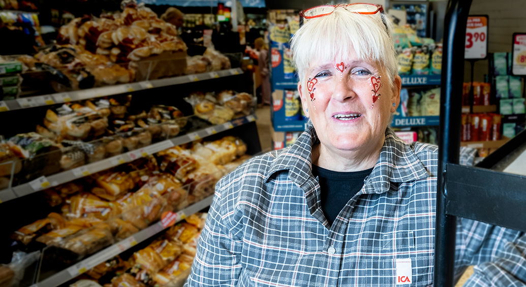 Monica Zuneson som jobbar på Ica i Gagnef gör ansiktsmålningar för att få en djupare kontakt med kunder