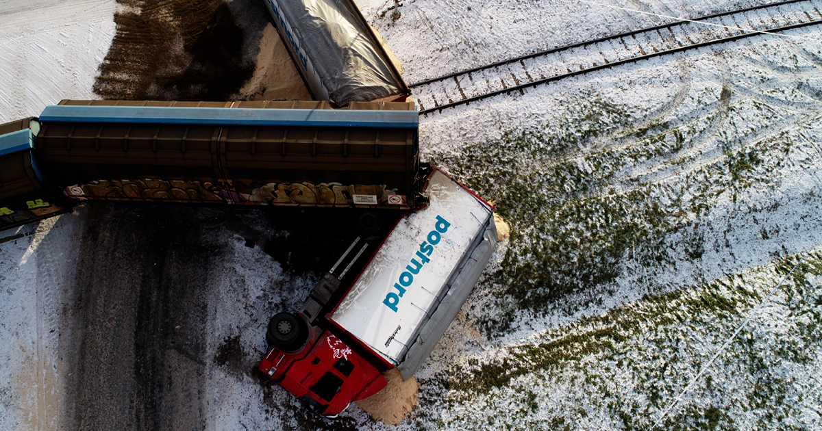 Bild på en dödsolycka där ett tåg kolliderade med en lastbil.