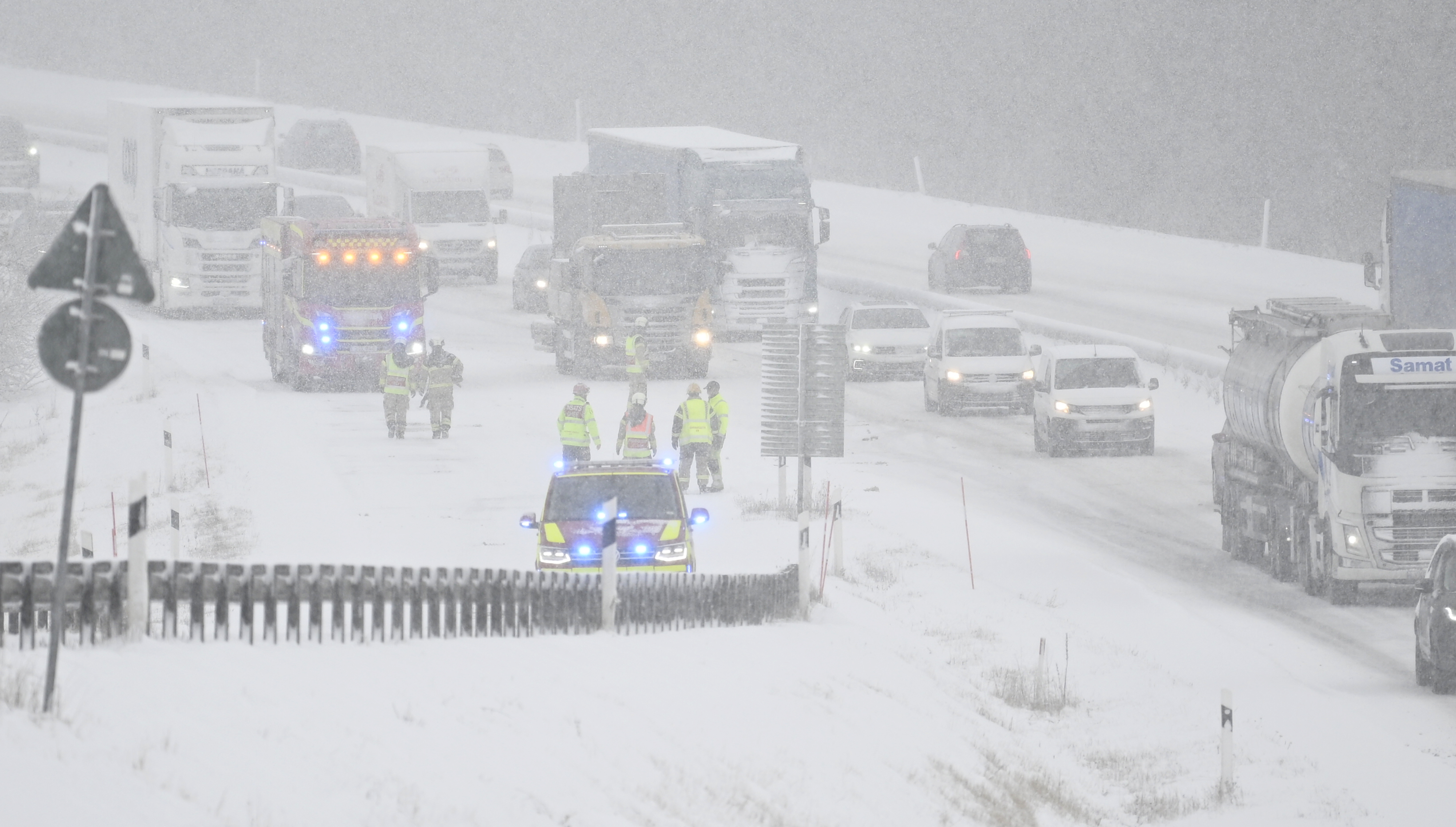 Trafikkaos under snöväder