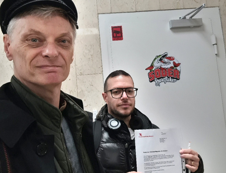 Ombudsmännen Fredrik Ståhlberg och Juan Hernandez på Handels avd. 20 lämnar över varsel om konflikt till Söder Sportfiske AB.