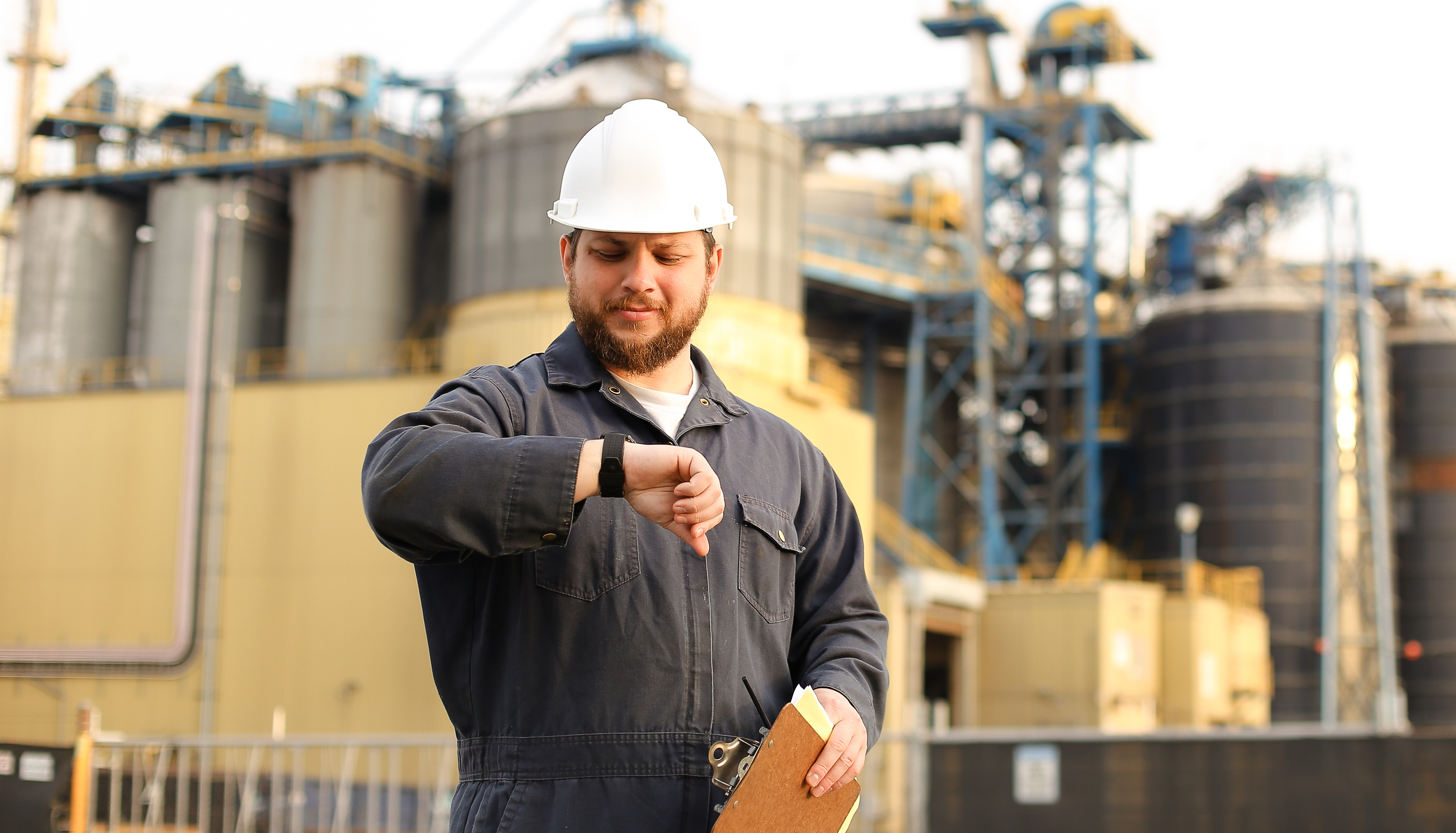 Arbetare tittar på klockan