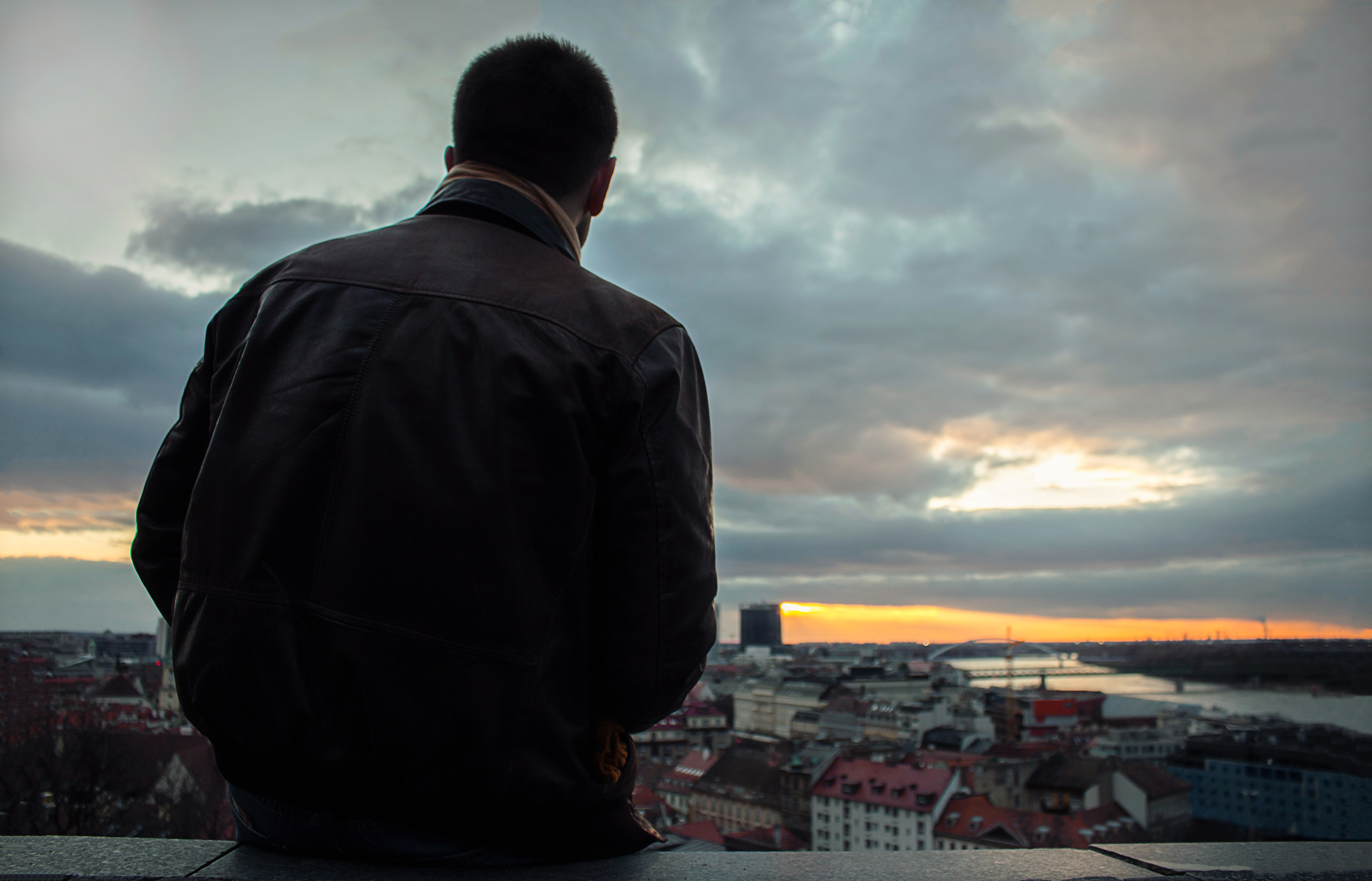 Ryggen på en person som tittar ut över Stockholm.