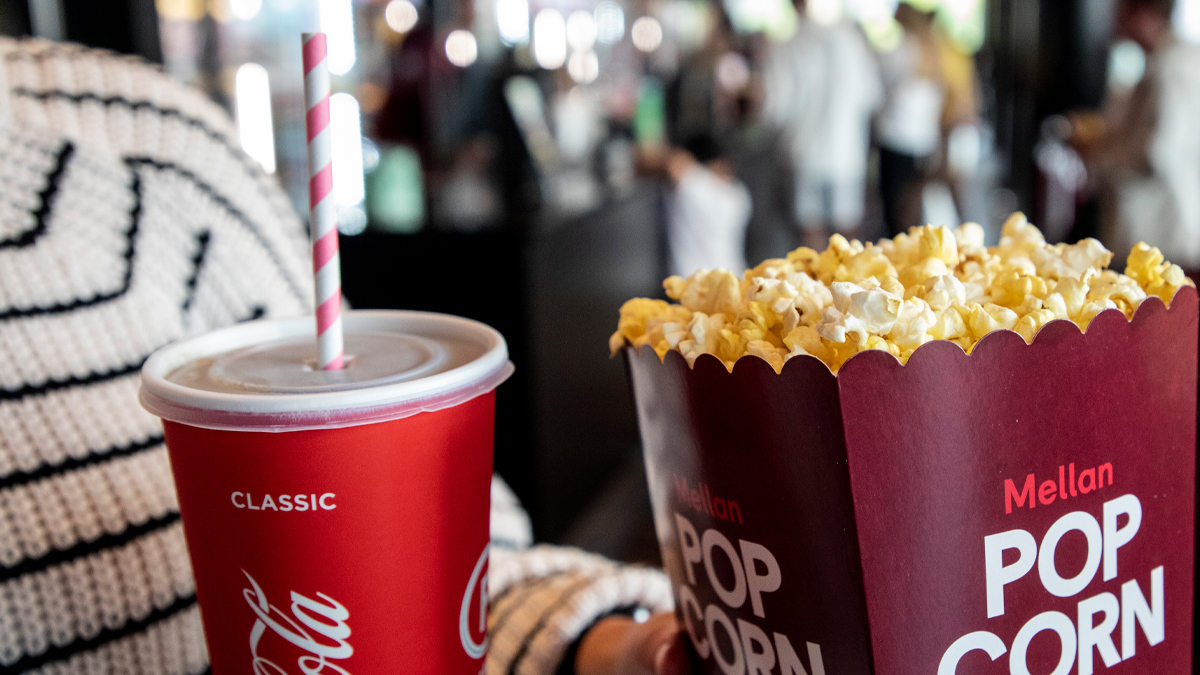Popcorn, läsk och en biokö.