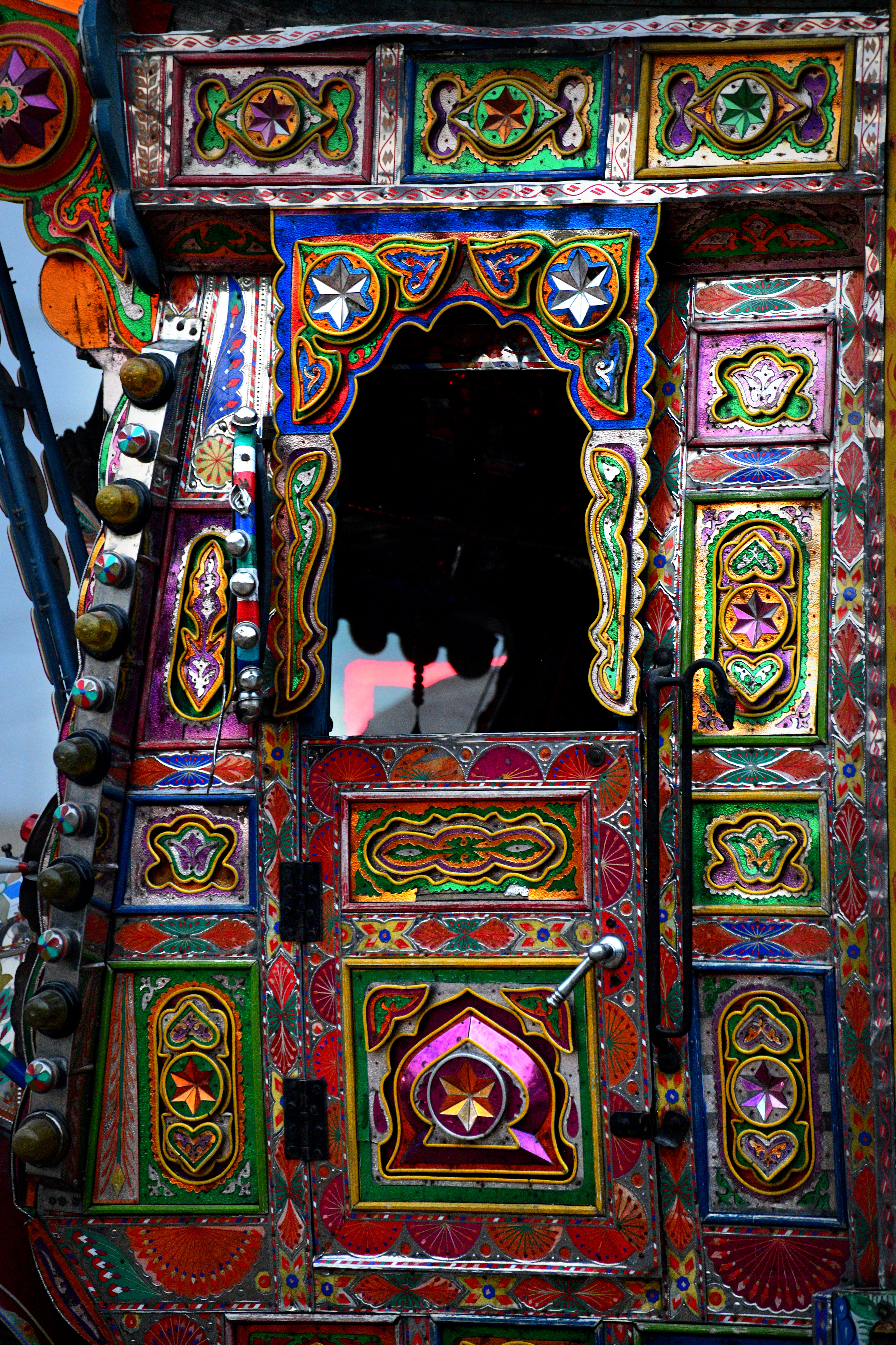 Metallarbeten på en lastbil i Pakistan