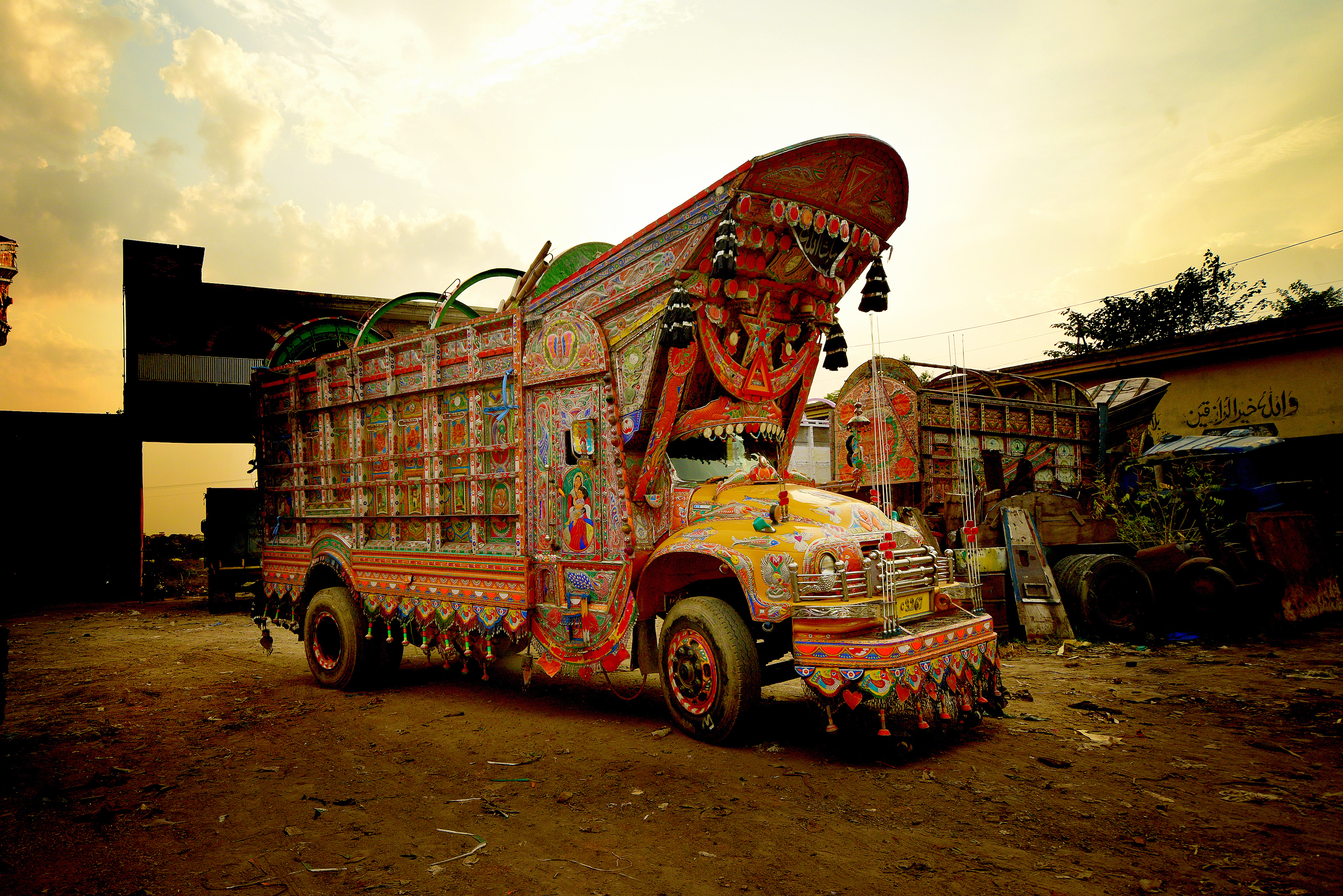 En dekorerad lastbil i pakistan full av målningar