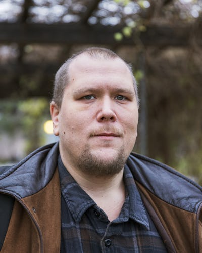 Portätt på Peter Obermüller som står utomhus.