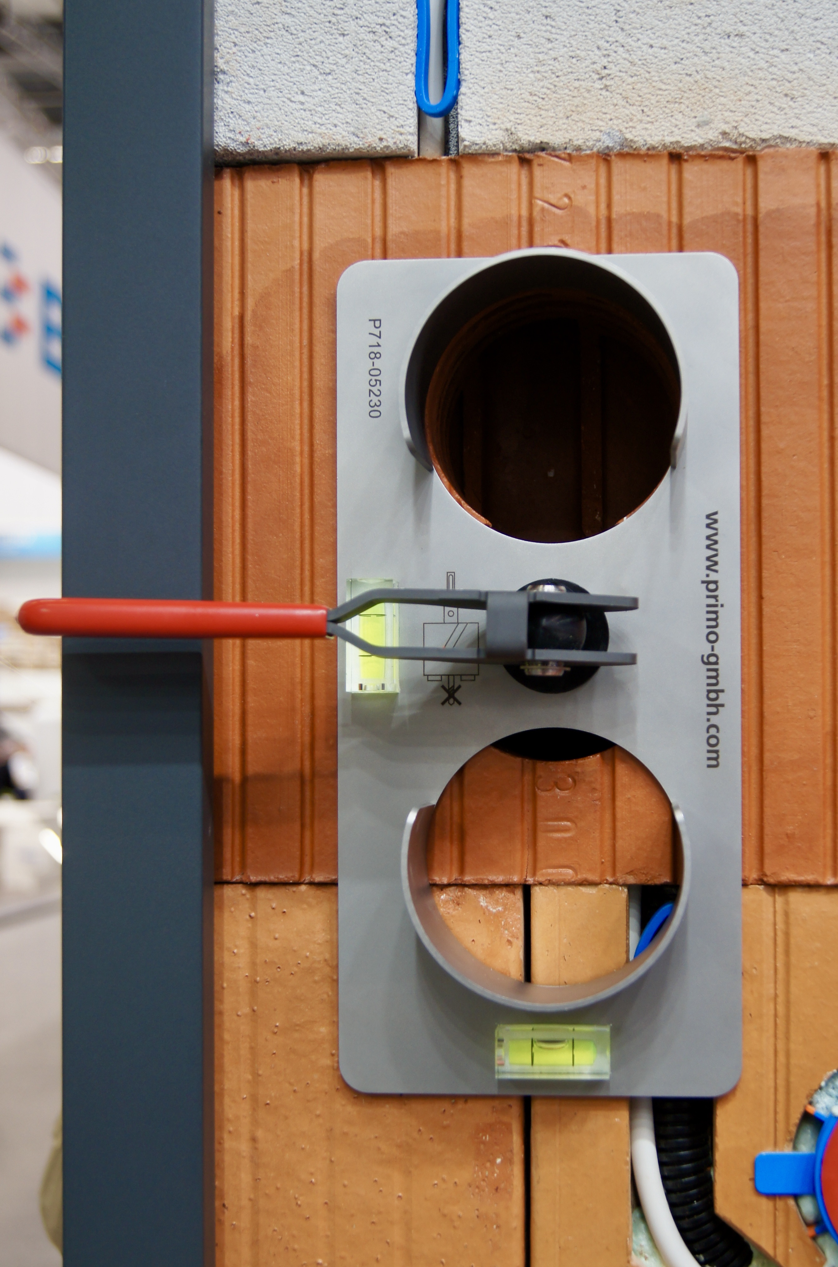 En mall fäst på en vägg.