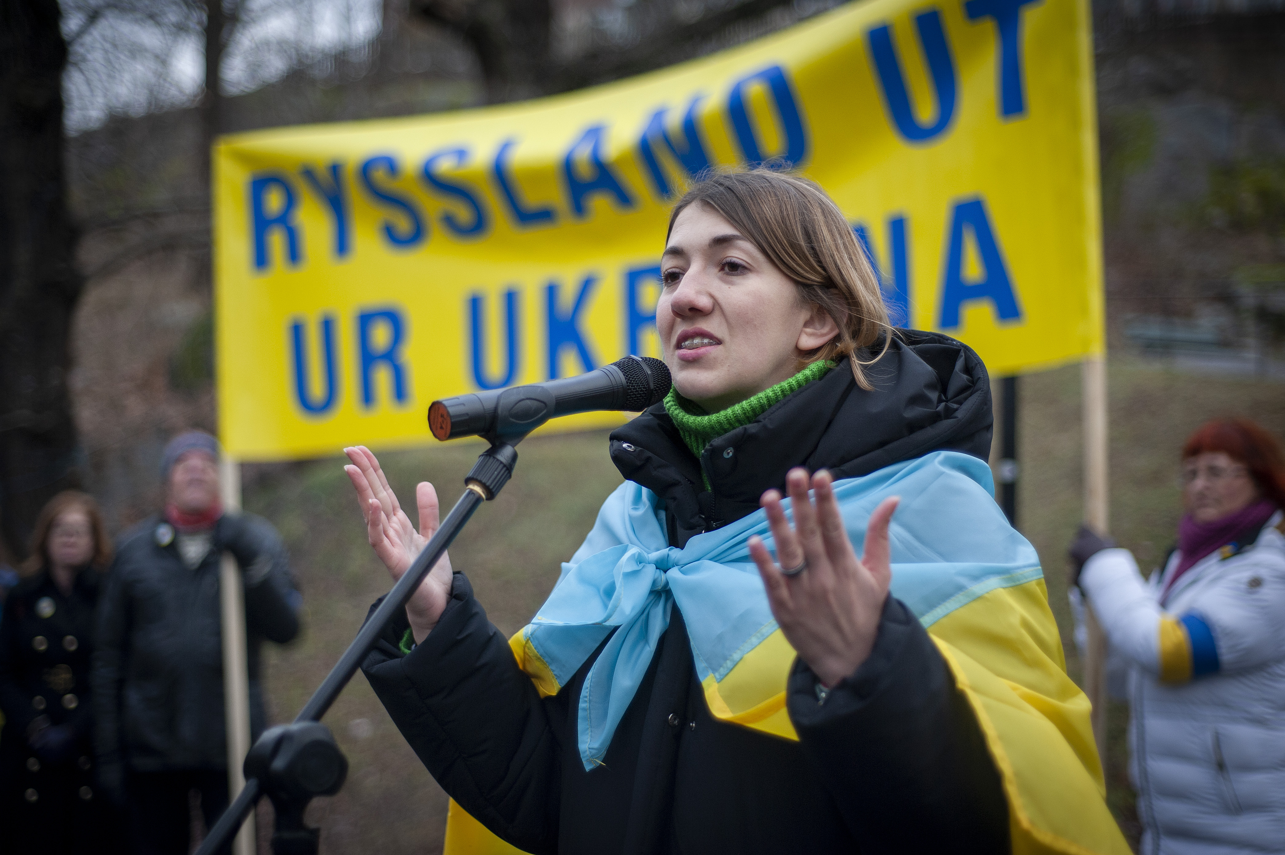 Facklig aktivist från Ukraina talar utanför Rysslands ambassad i Stockholm.