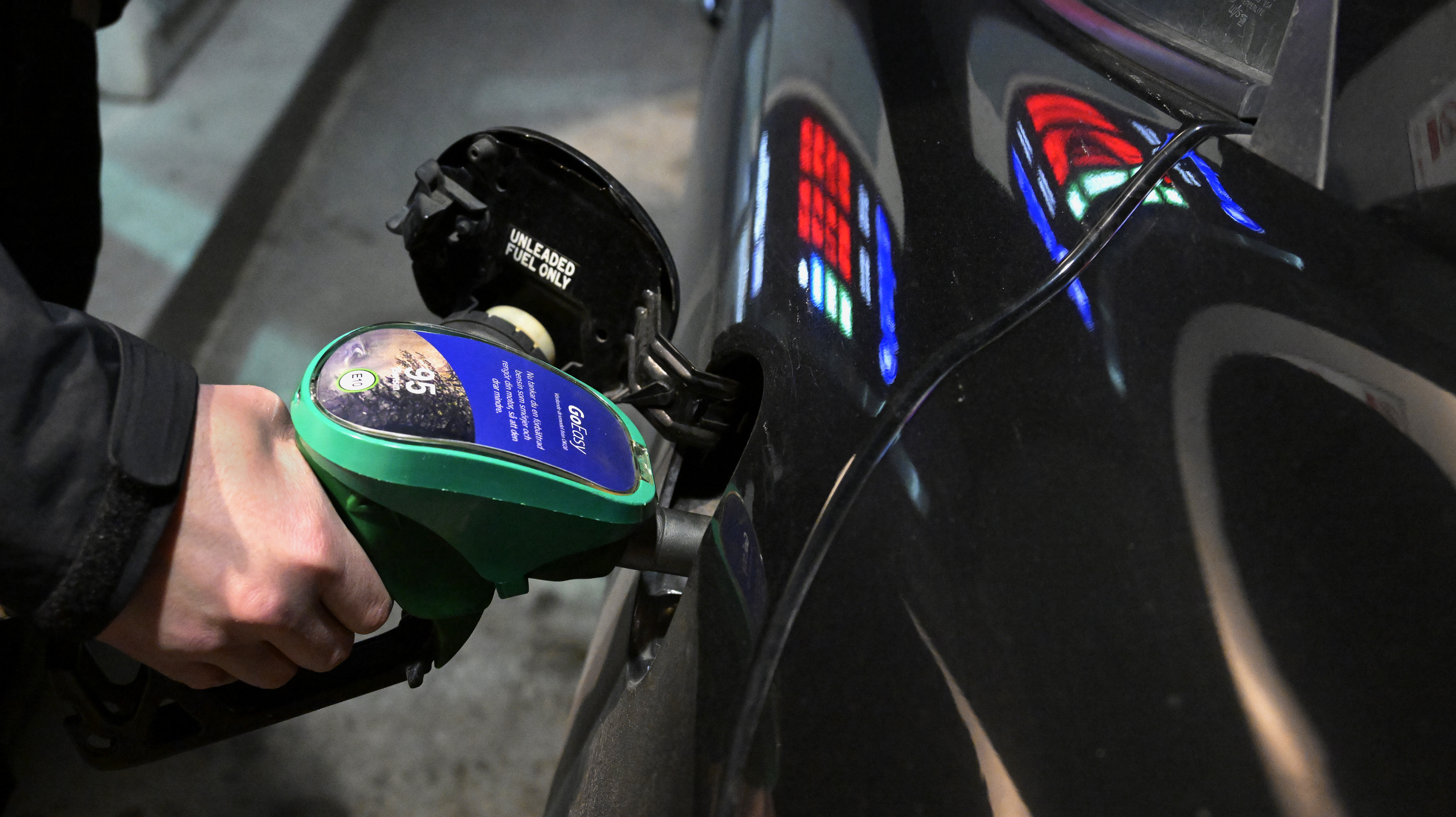 Person tankar bensin