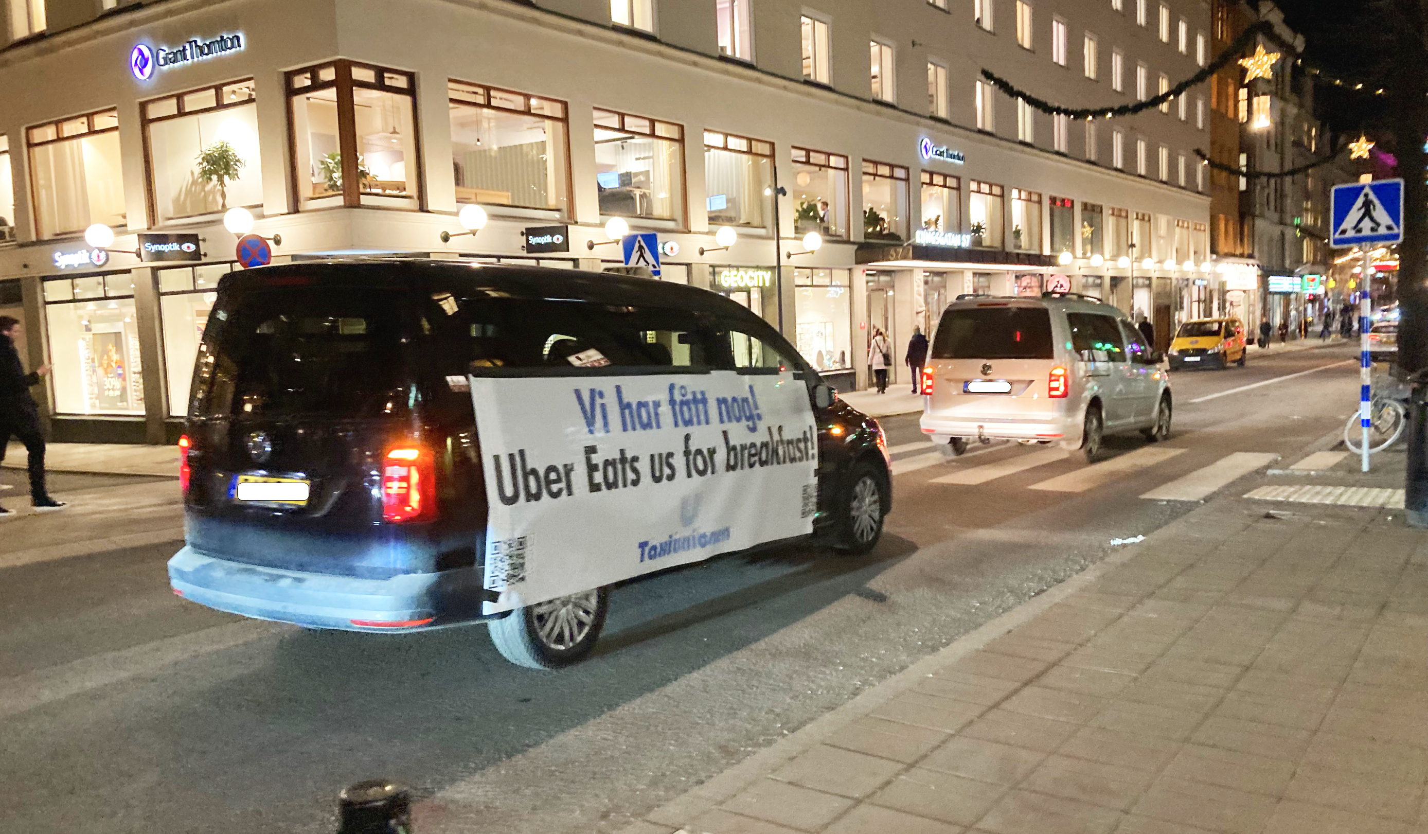 Taxibilar demonstrerar