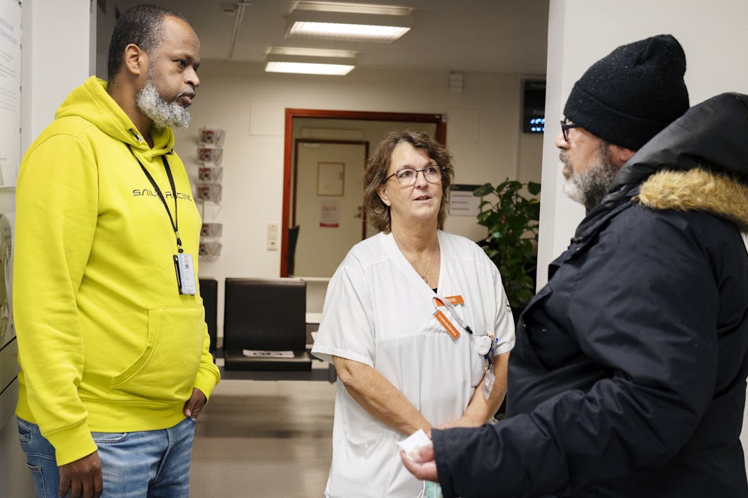 Tolk och undersköterska på vårdcentral