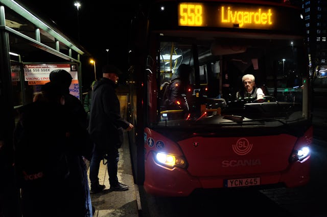 Kön ringlar lång av lagerarbetare som ska kliva på dagsskiftet