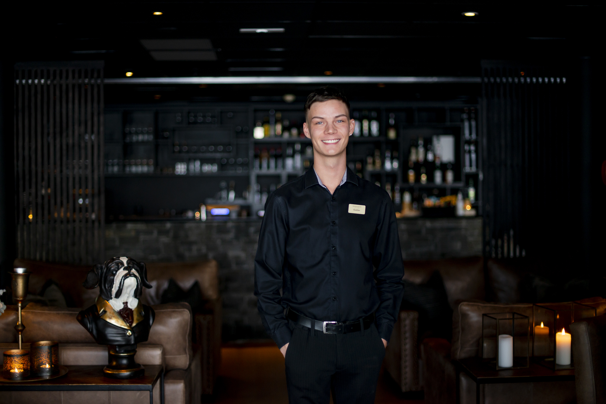 Bild på Gustav Dellhem i en bar.