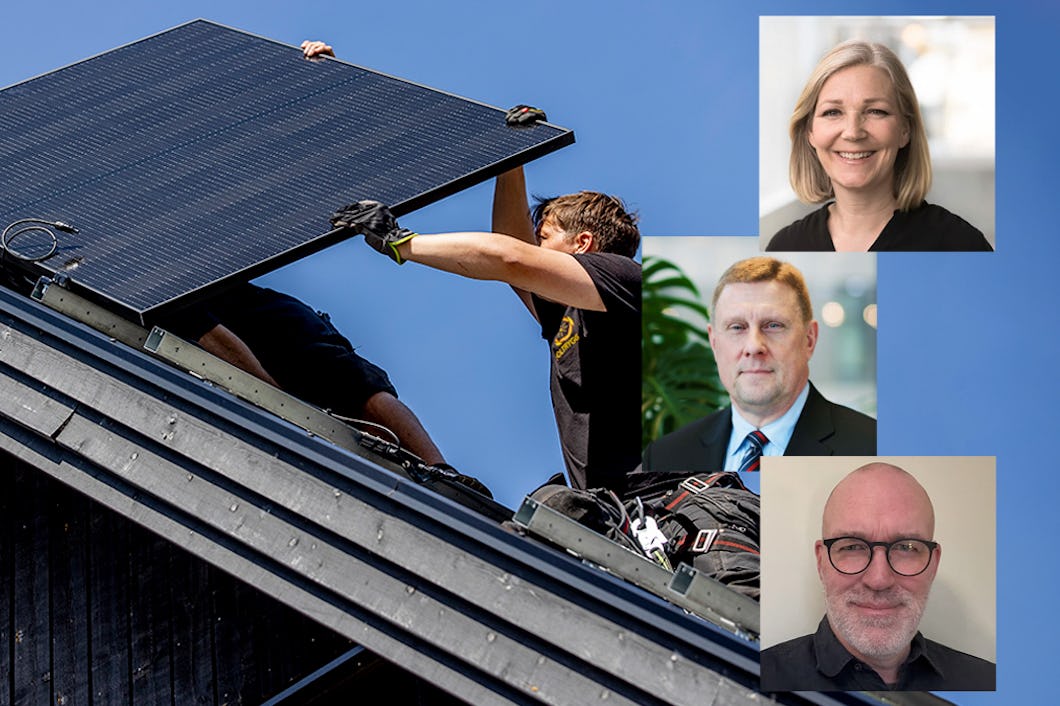 Personer som installerar solceller på ett hustak.