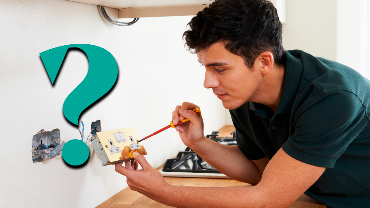 Ung man kopplar el i ett kök