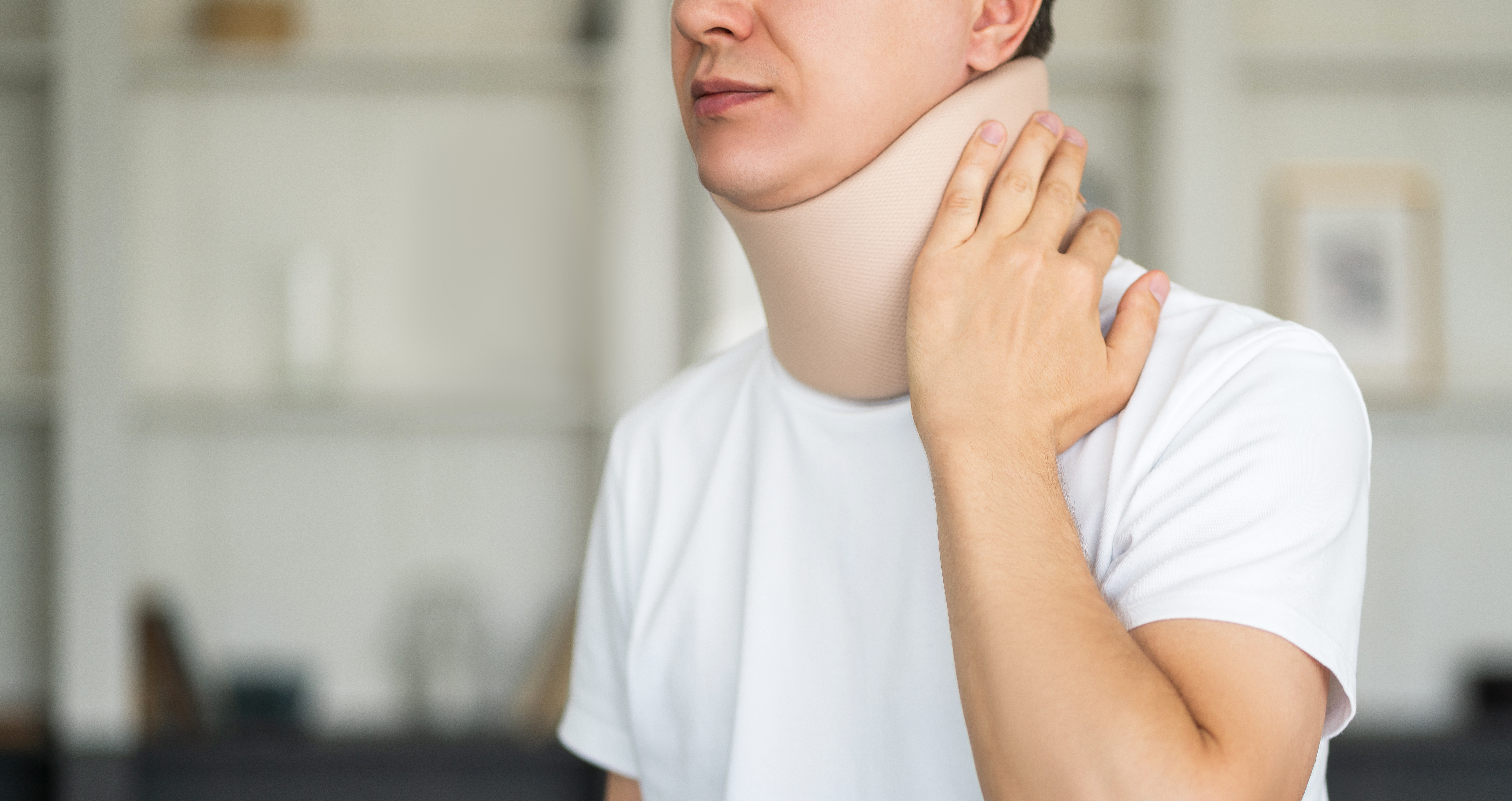 Man med bruten nacke i halskrage