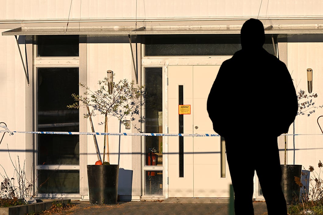Siluett av en man framför boendets huvudingång.