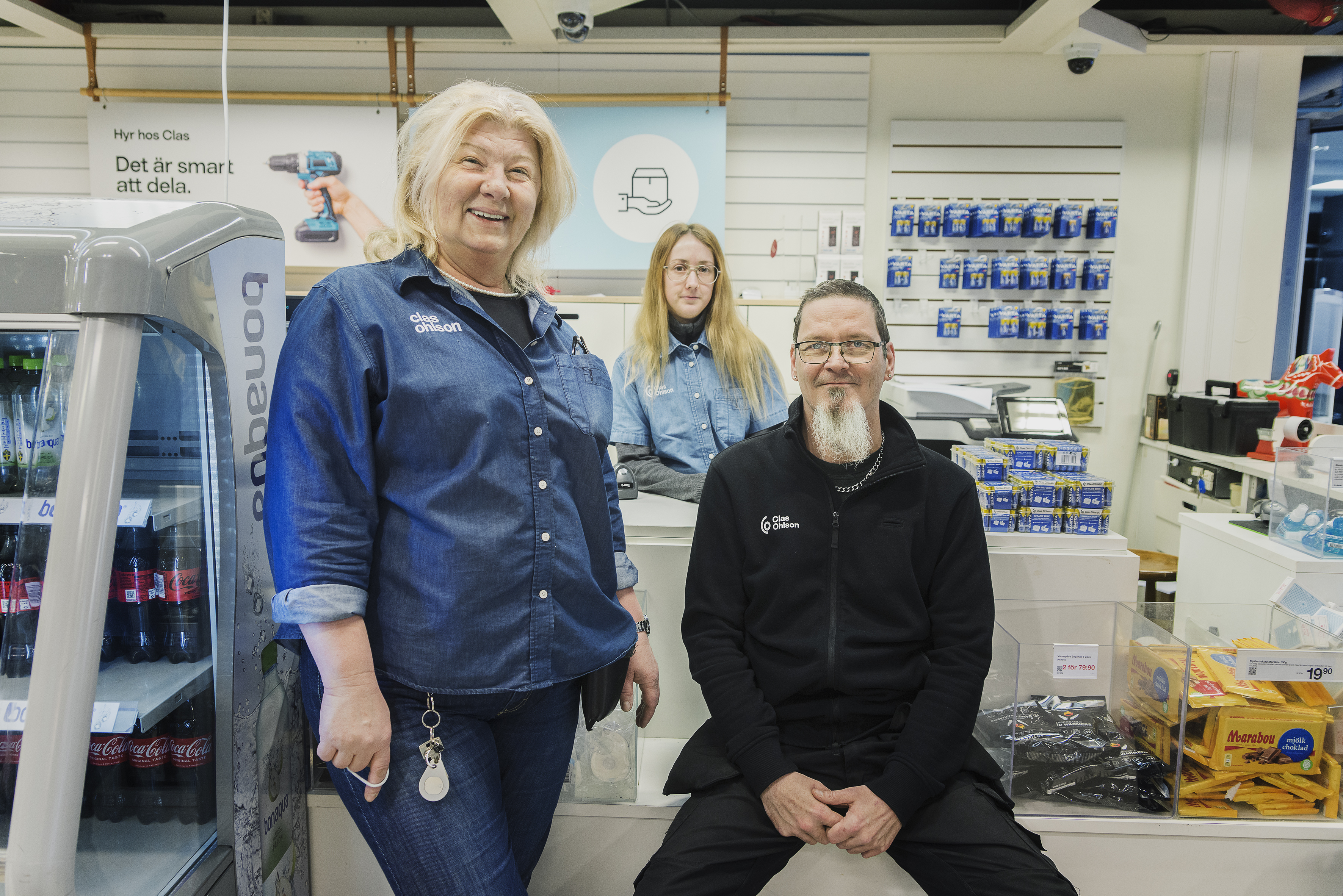 Gruppbild på Farija Camo, 55 år, Jennelie Bergvall, 28 år, och Lars Sundström, 50 år, vid kassan på Clas Ohlson i Hudiksvall.