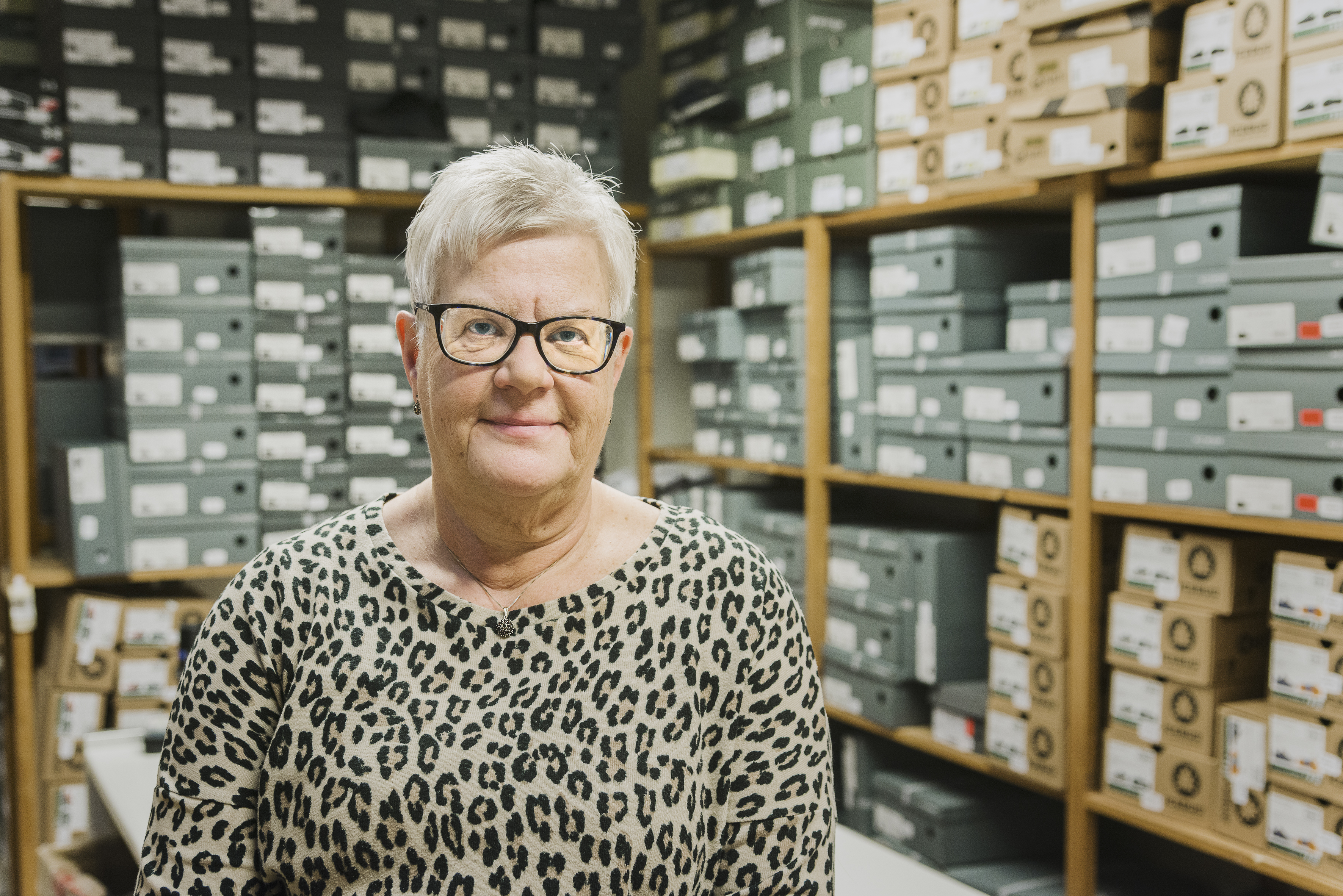 Porträtt på Karin Fagerström, 65 år, på lagret på Knapps skor i Hudiksvall.