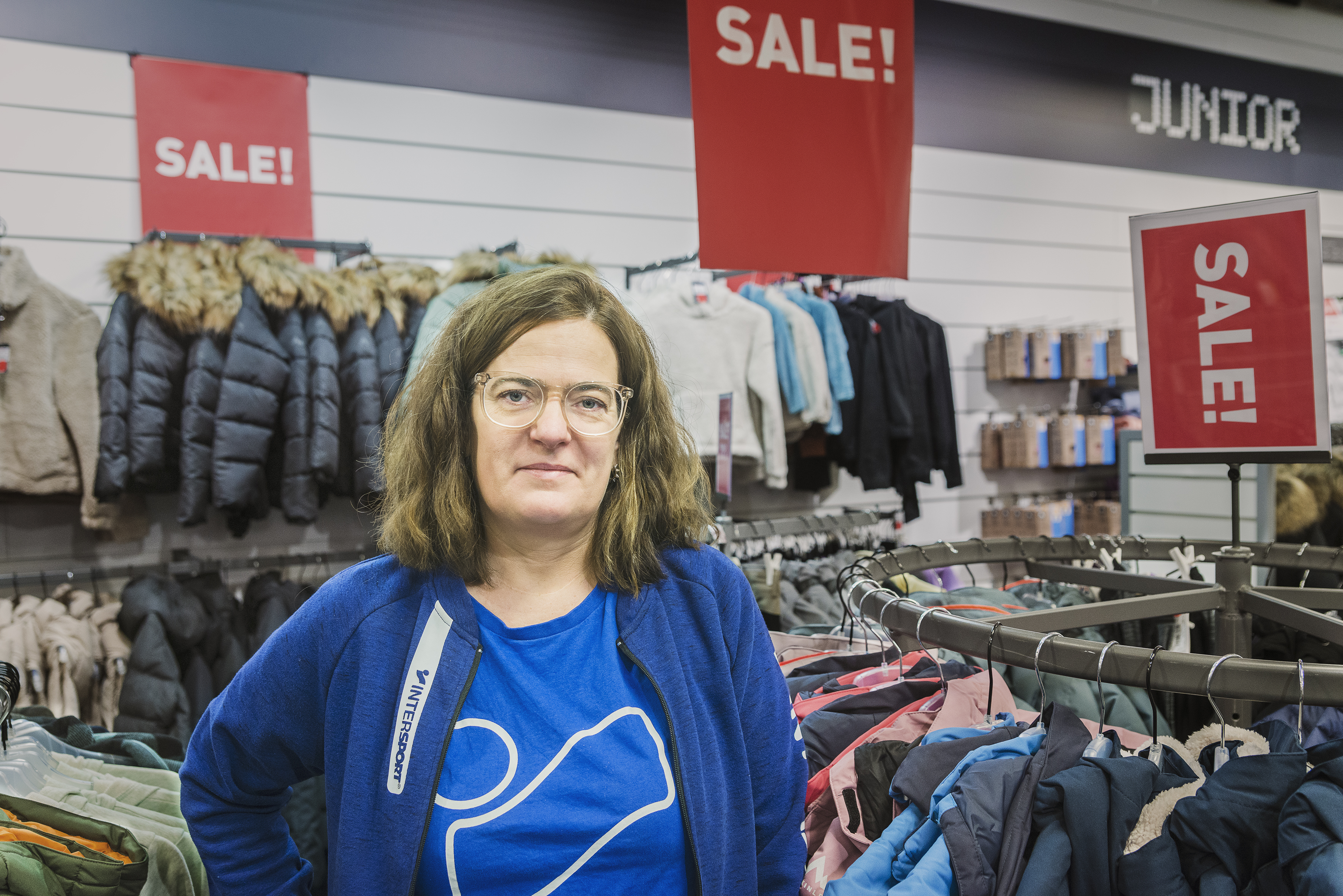 Portätt på Marina Åström, 47 år, framför kläder på Intersport i Hudiksvall.