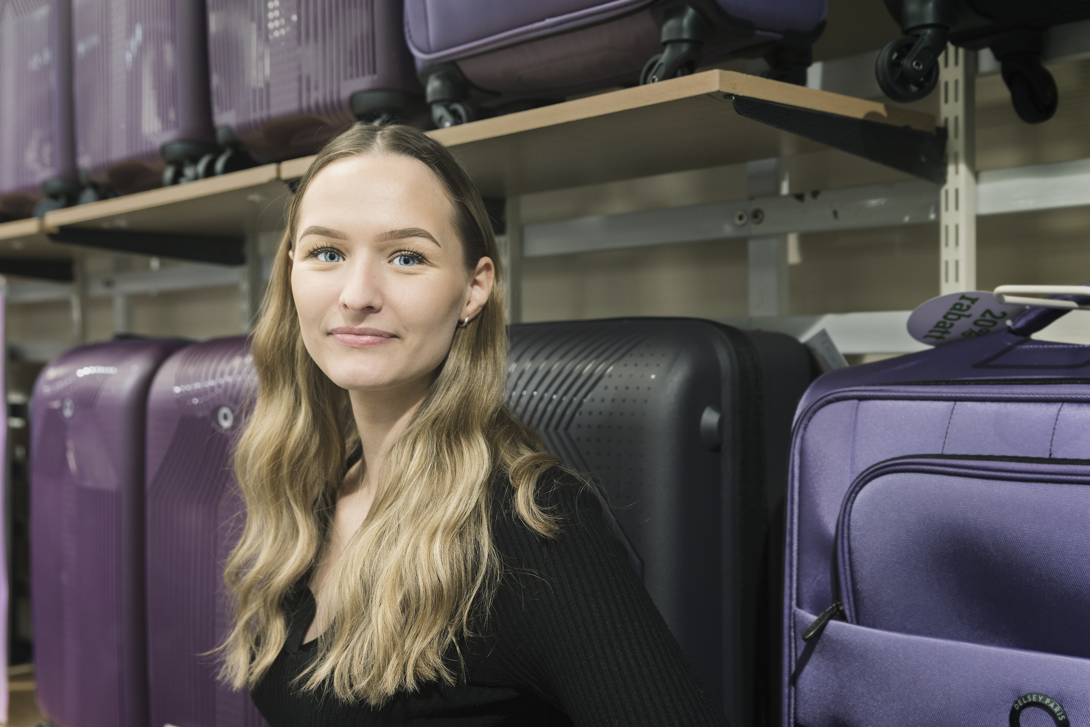 Porträtt på Julia Ström, 24 år, framför resväskor på Rizzo i Hudiksvall.