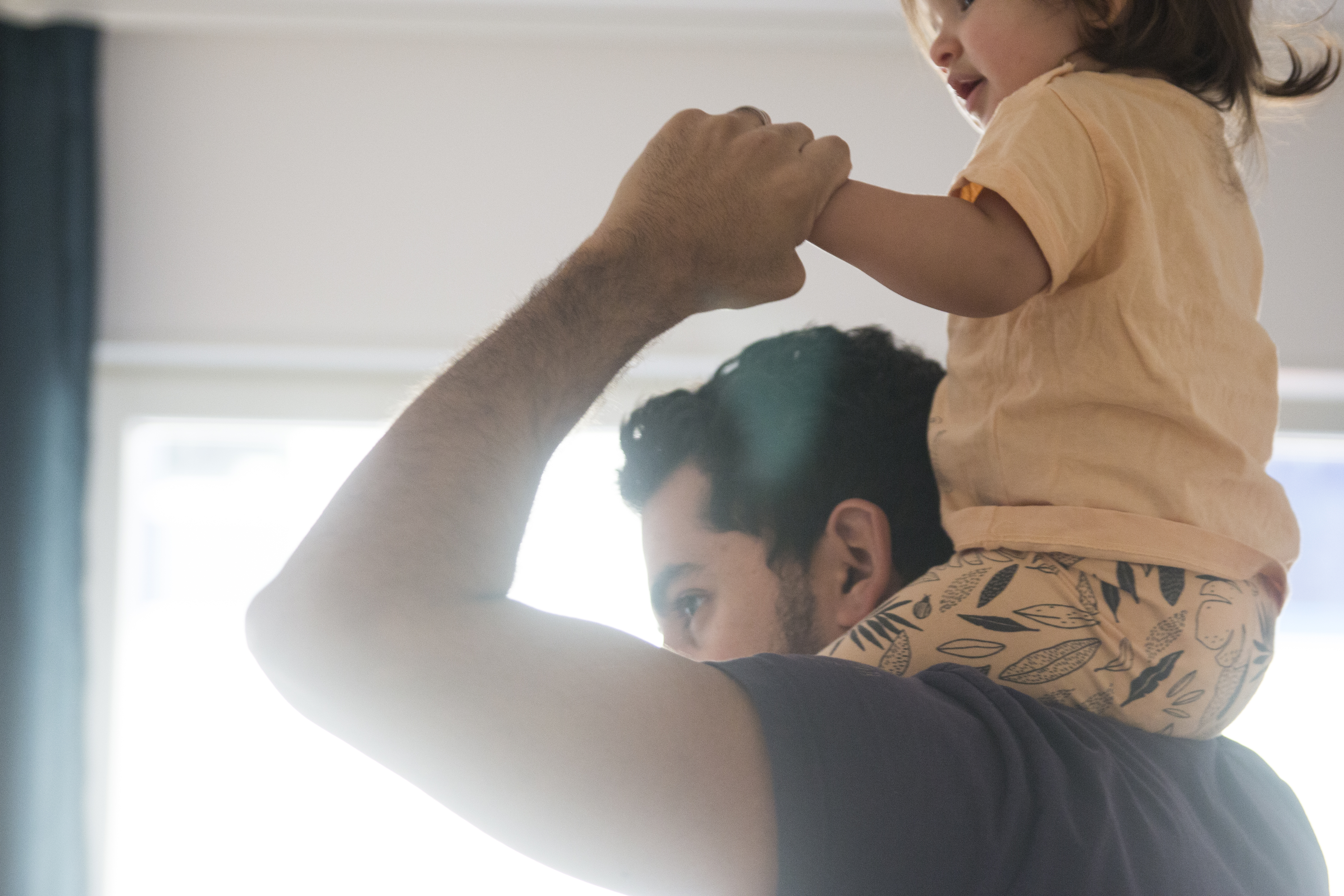 Pappa som leker med sitt barn