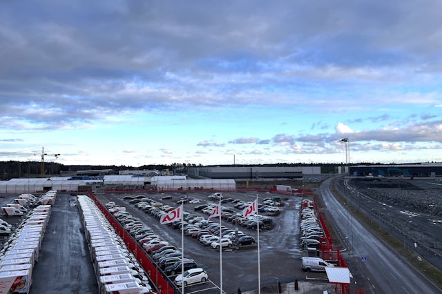 En bild över parkerade bilar som står i Brunna industriområde.