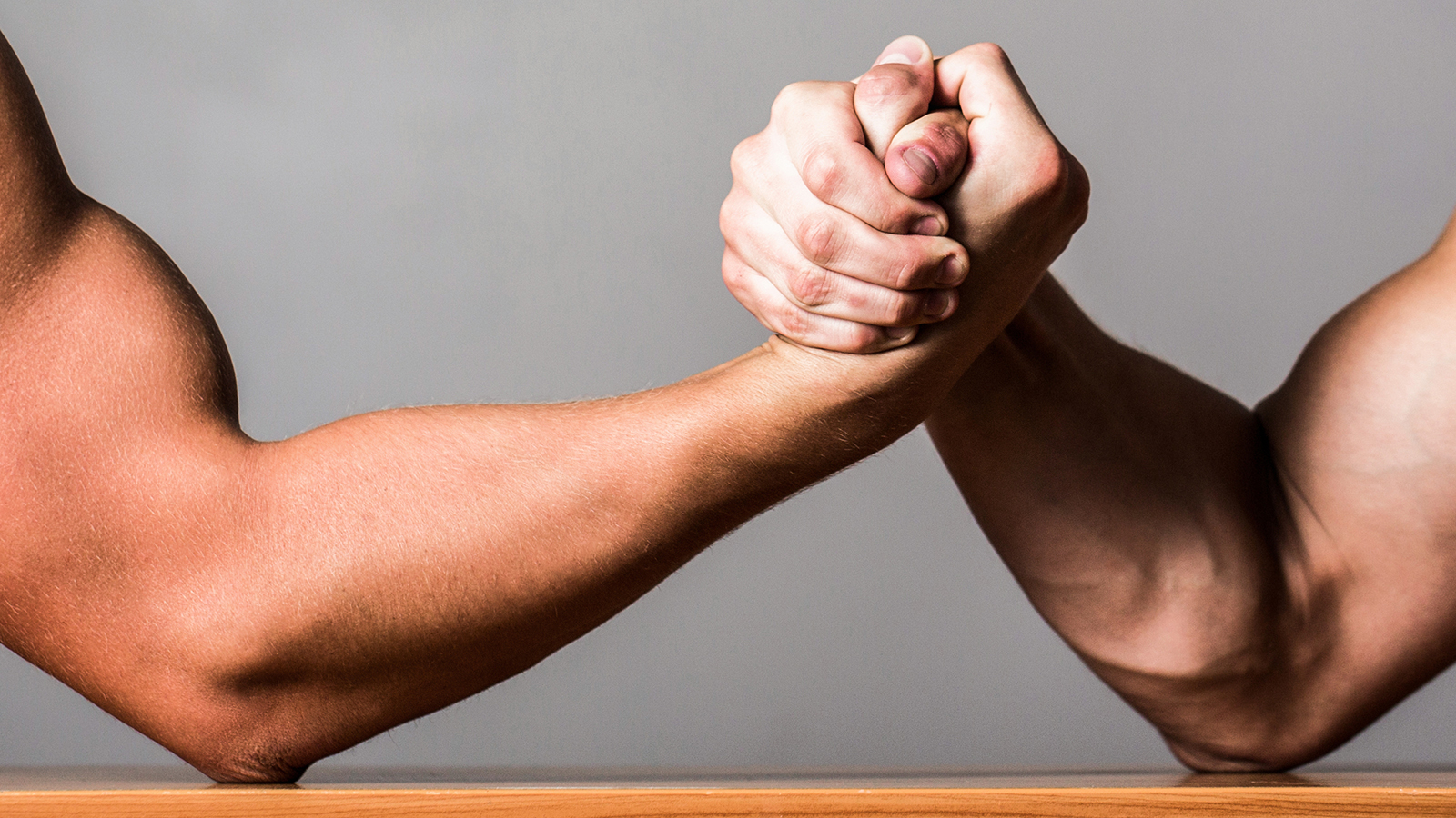 Författarna till debattartikeln vill att Livs sätter hårt mot hårt i avtalsförhandlingarna.