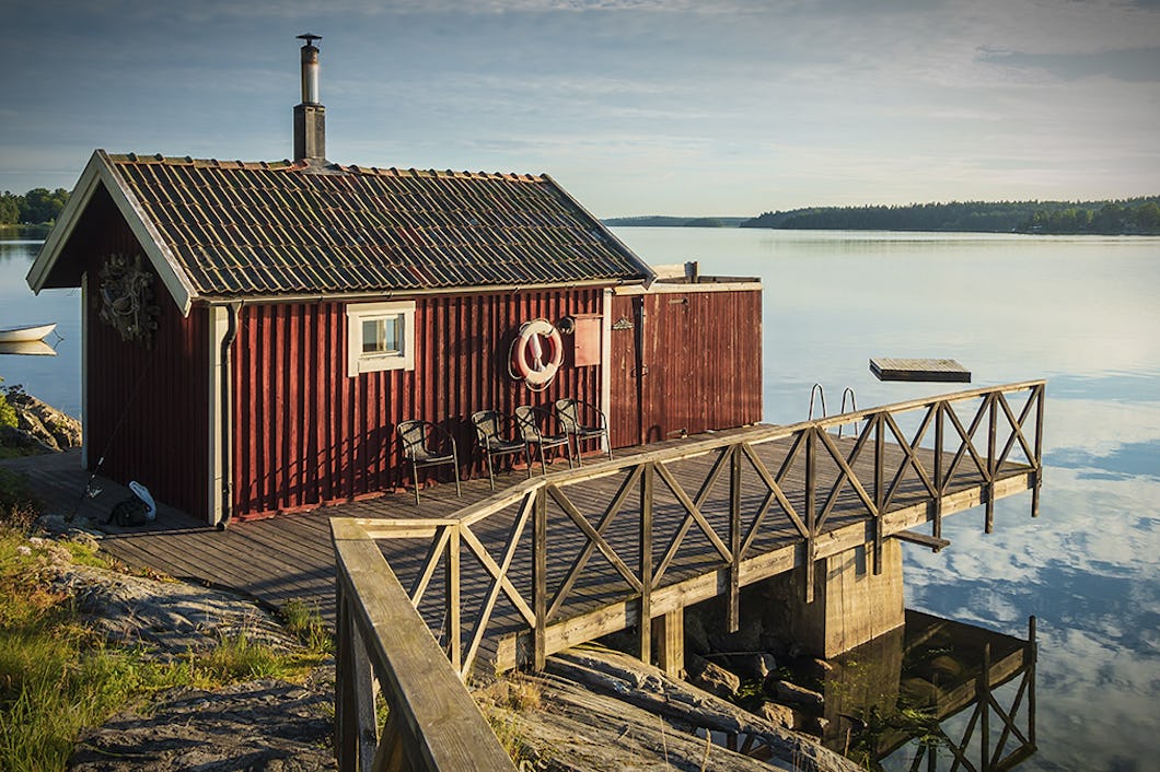 Semester i Sverige, stuga vid lugnt vatten.