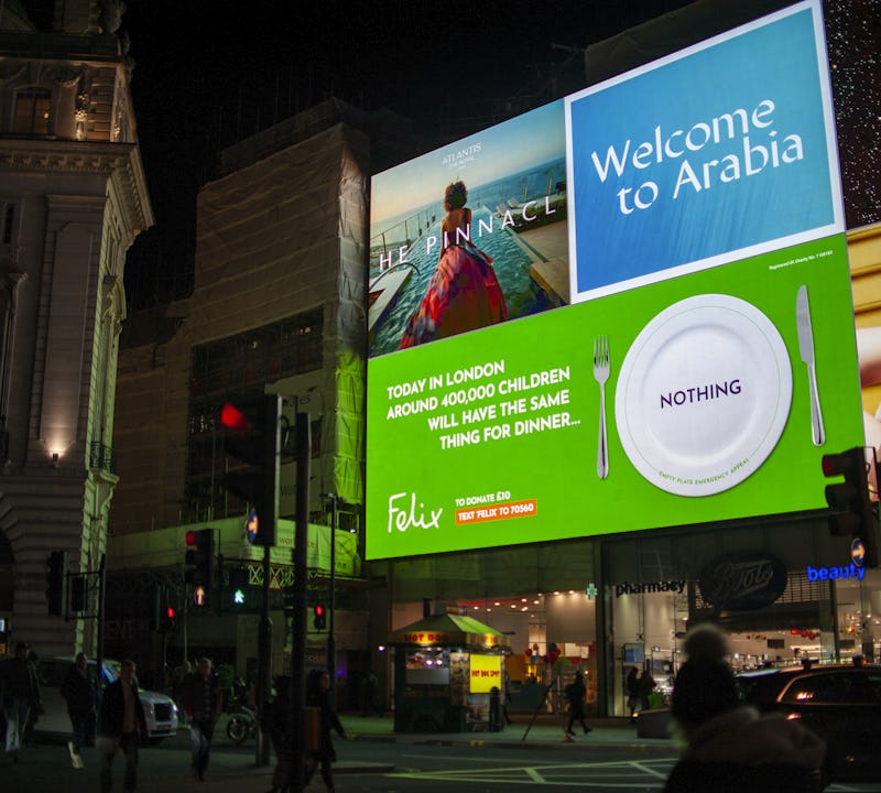 Reklamtavla på Picadilly Circus under kostnadskrisen.