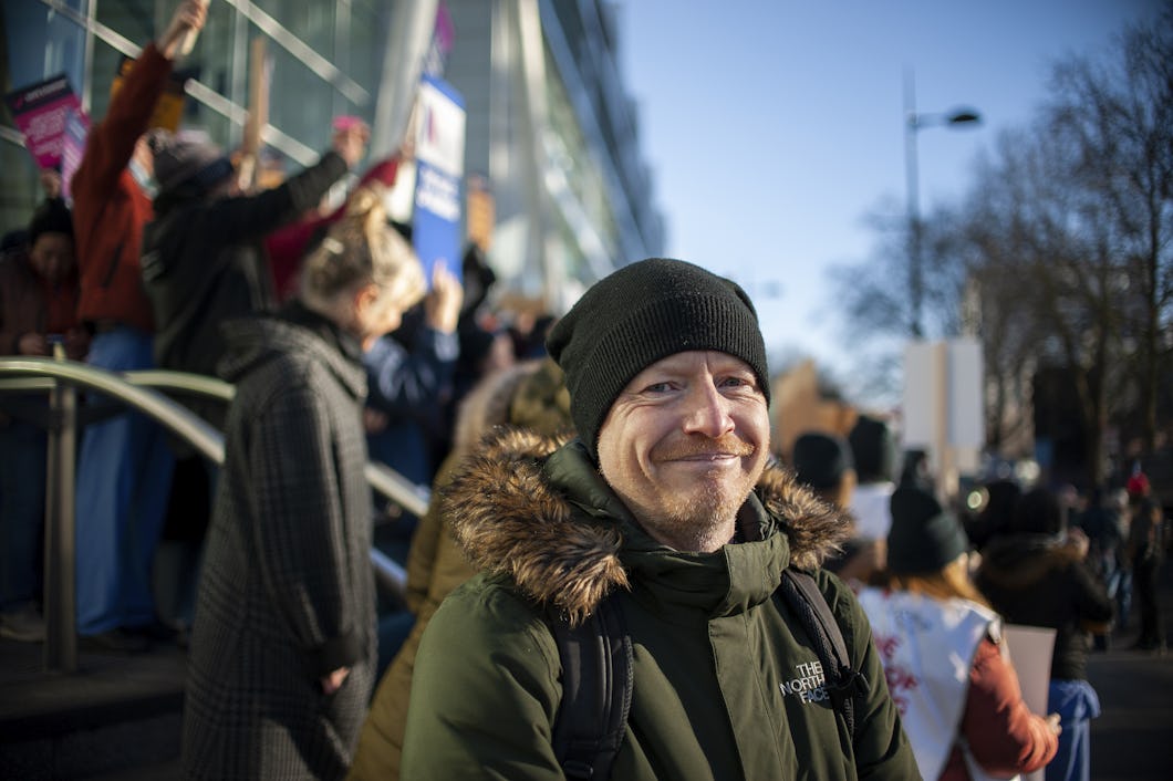 En strejkande sjuksköterska i London där inflationen slagit hårt.