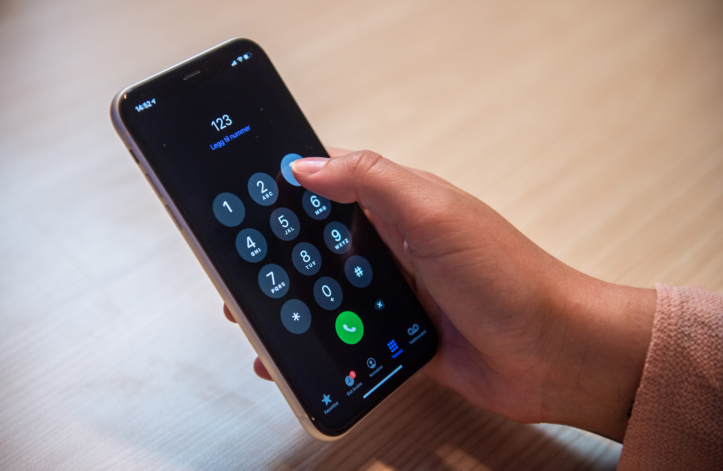 Mobiltelefon. Städare vill slippa egen telefon i jobbet.