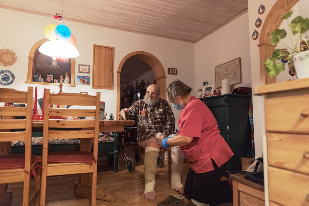 ”Nog är de gladare när de kommer till mig nu”, säger Eino Fridqvist som får hjälp på med stödbandage av Katarina Henriksson.