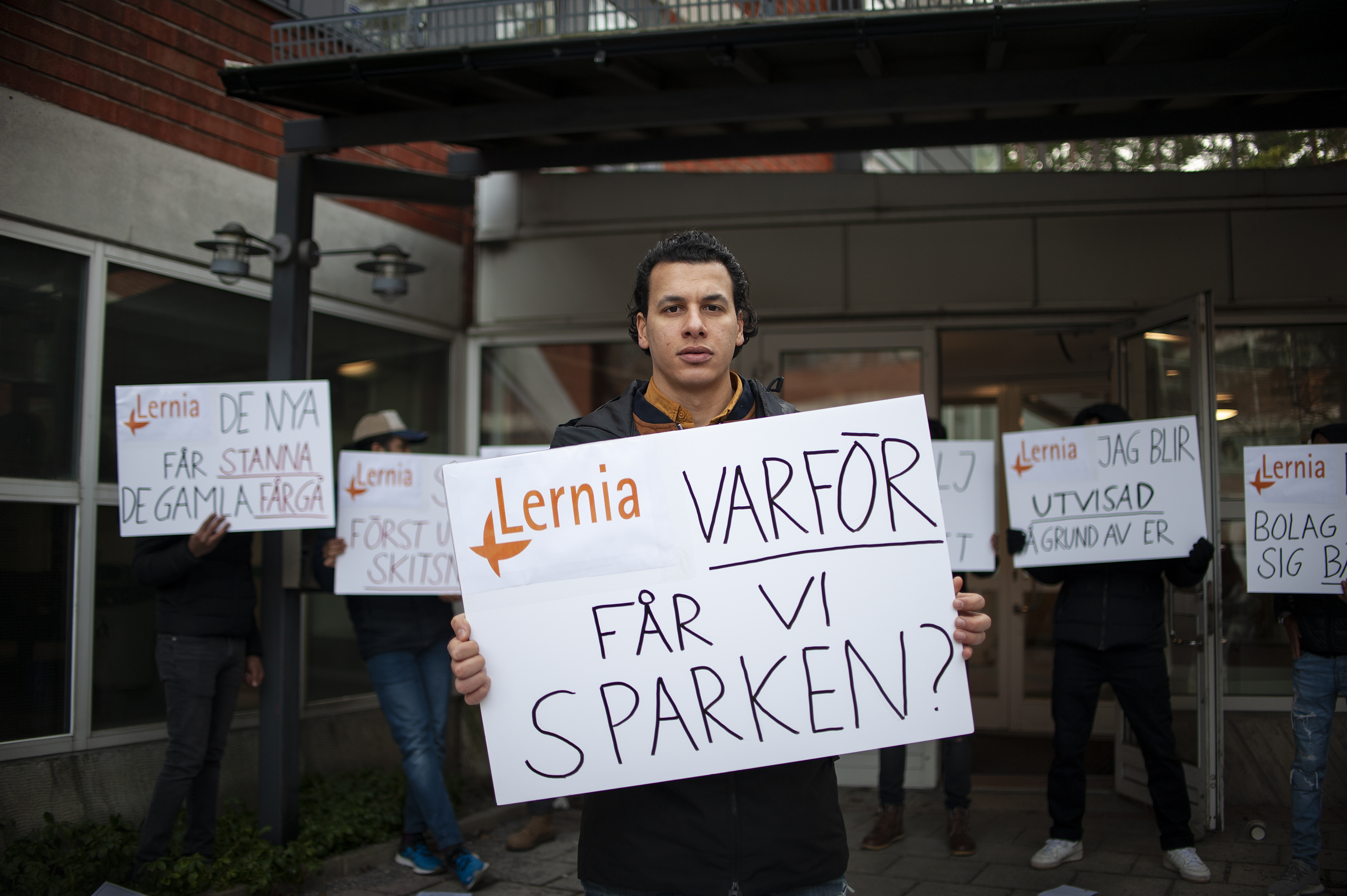 Zalandos lager skär ned och syndikalister sägs upp av Lernia.