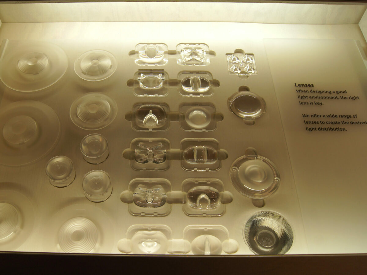 Flera olika linser upplagda för att beskådas.