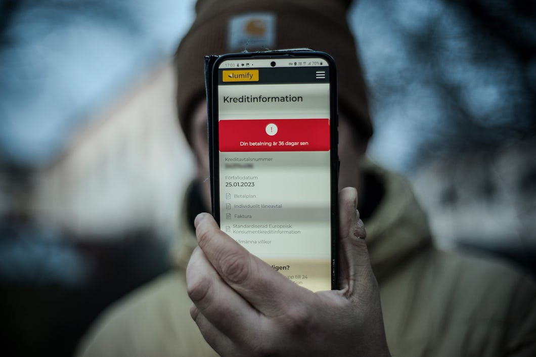 Skulderna tvingar barnskötaren Emanuel att prioritera bort fackavgiften.