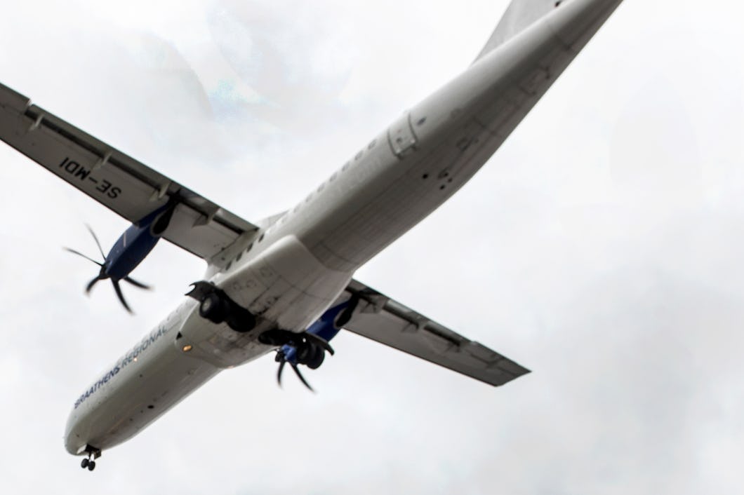 Flygplan som lyfter.