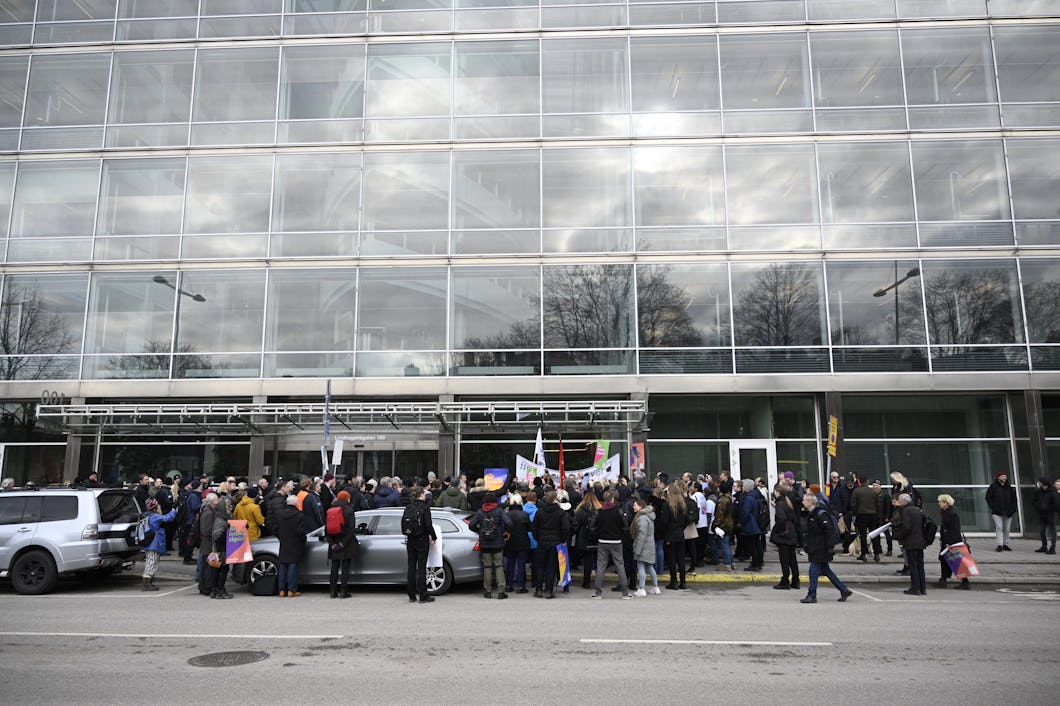 Demonstration inför att Region Stockholms trafiknämnd har möte. Demonstrationen vid Lindhagensgatan 100 i Stockholm.