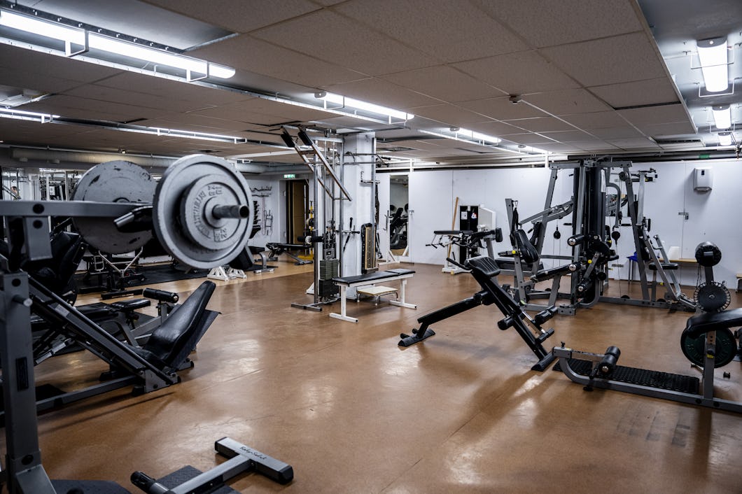 På HK Scan i Linköping har de anställda ett gym i källaren.