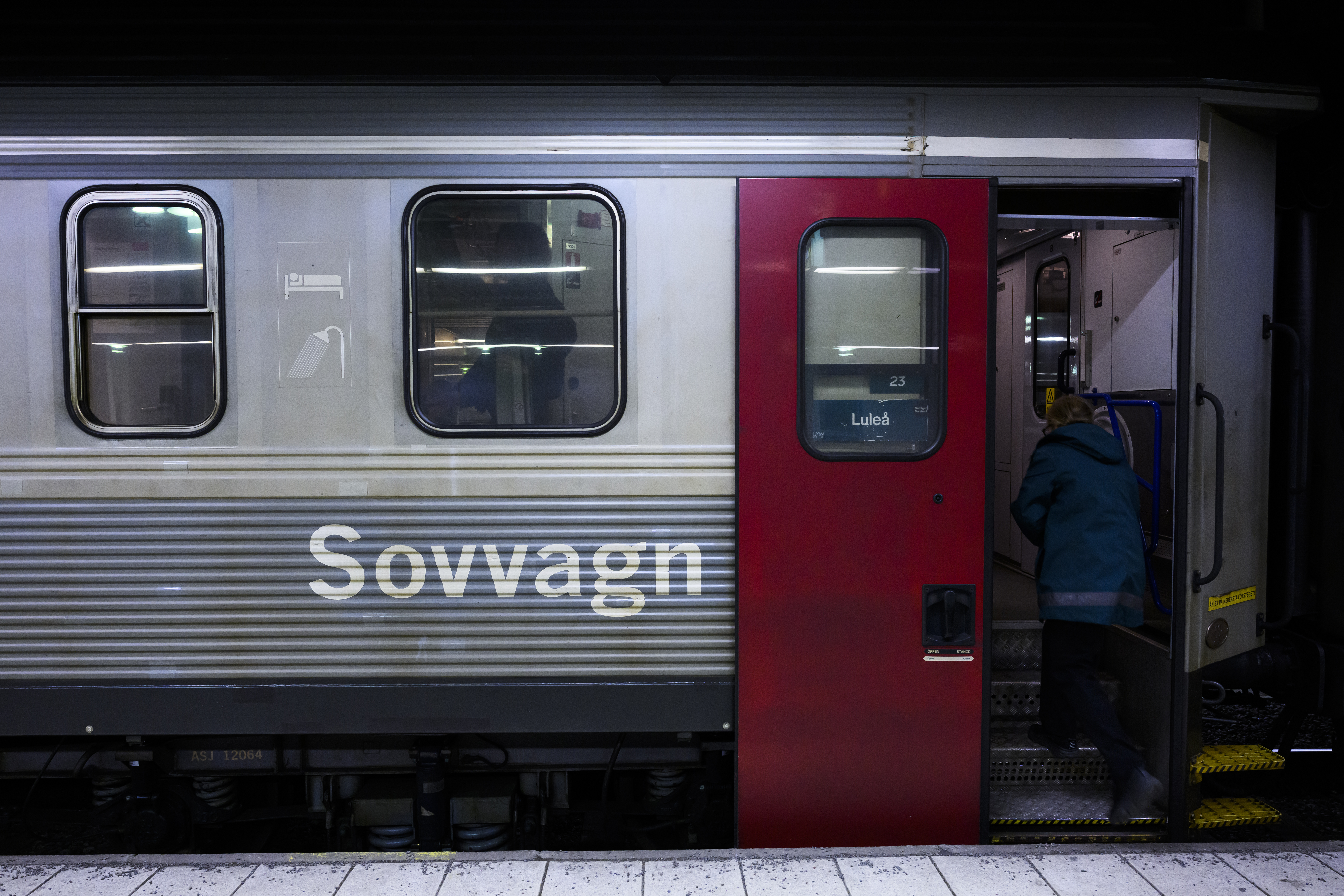 En grå vagn på ett nattåg. En skylt anger Luleå som destination. På tåget står texten sovvagn.