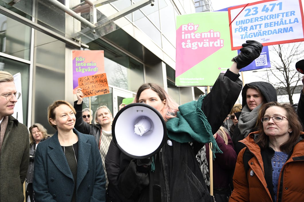 Demonstration inför att Region Stockholms trafiknämnd har möte. Demonstrationen vid Lindhagensgatan 100 i Stockholm. Foto: Henrik Montgomery /TT / kod 10060