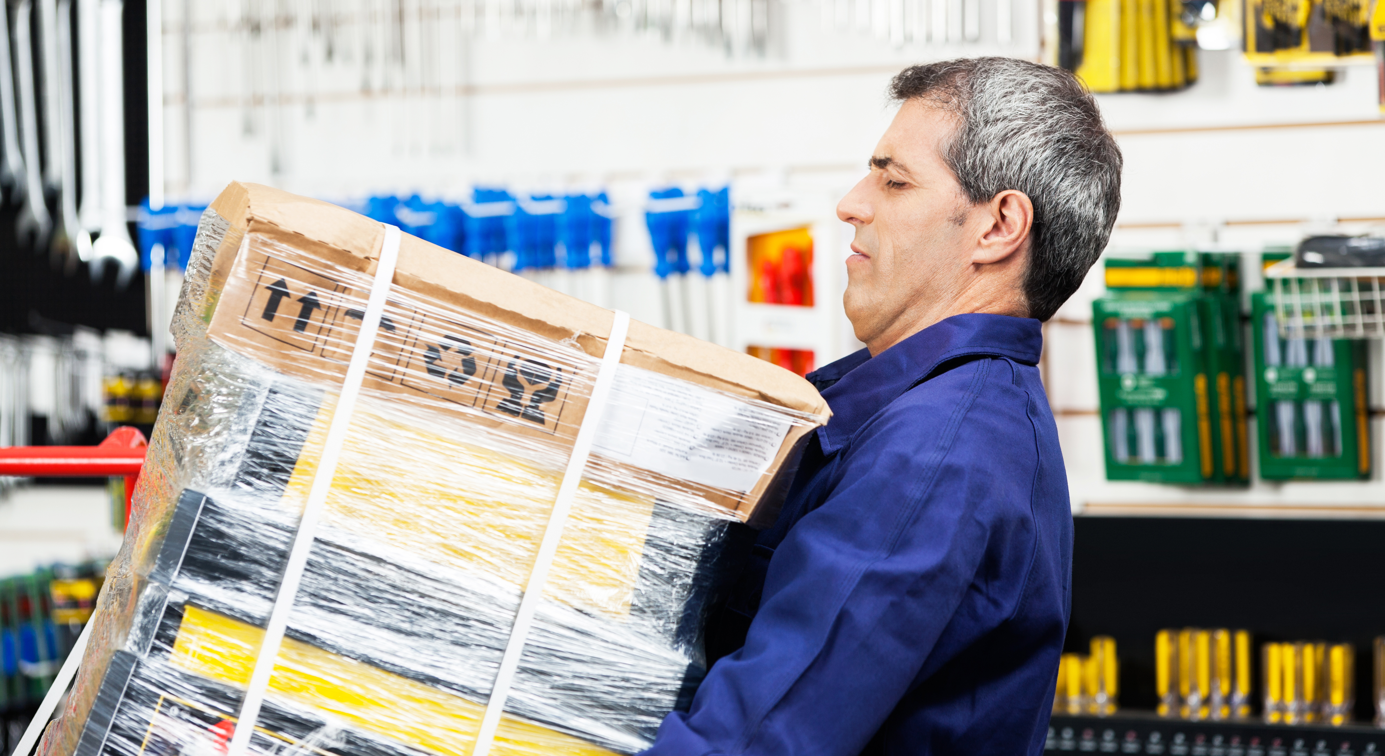 Person lyfter tung låda