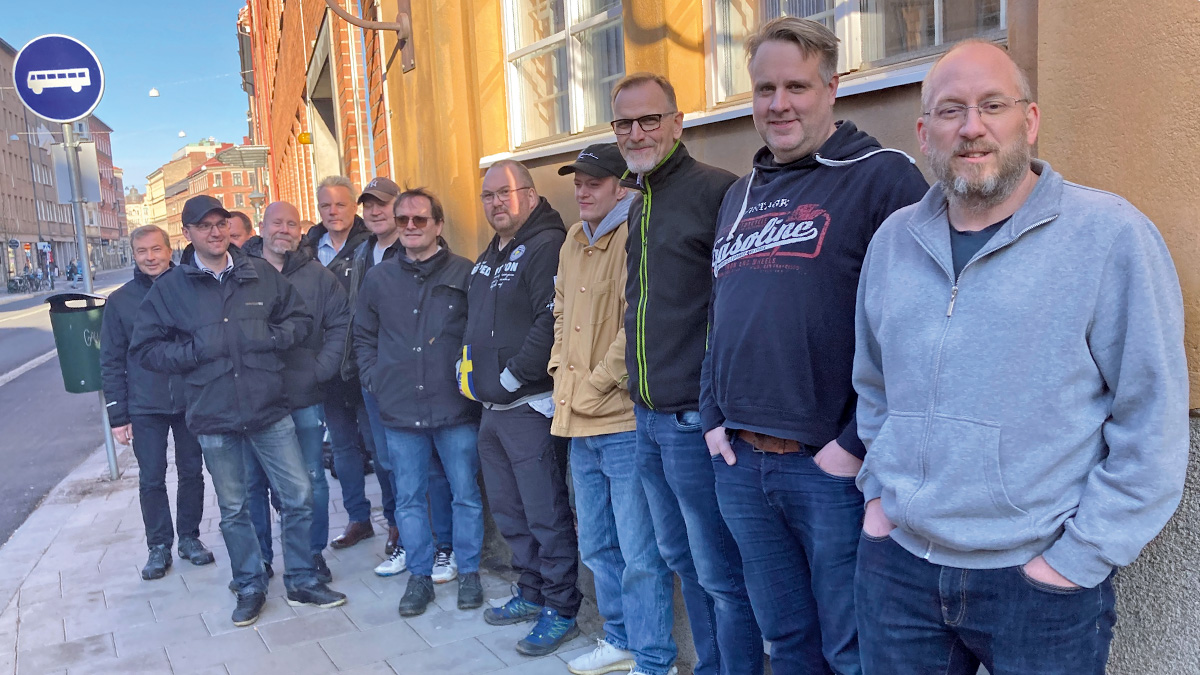 En grupp män mellan 20 och 64 år.