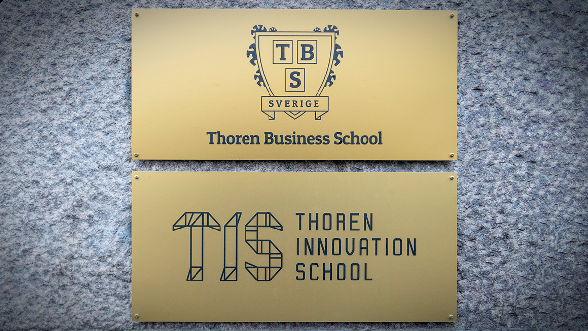 Skyltar till Thoren-gruppen.